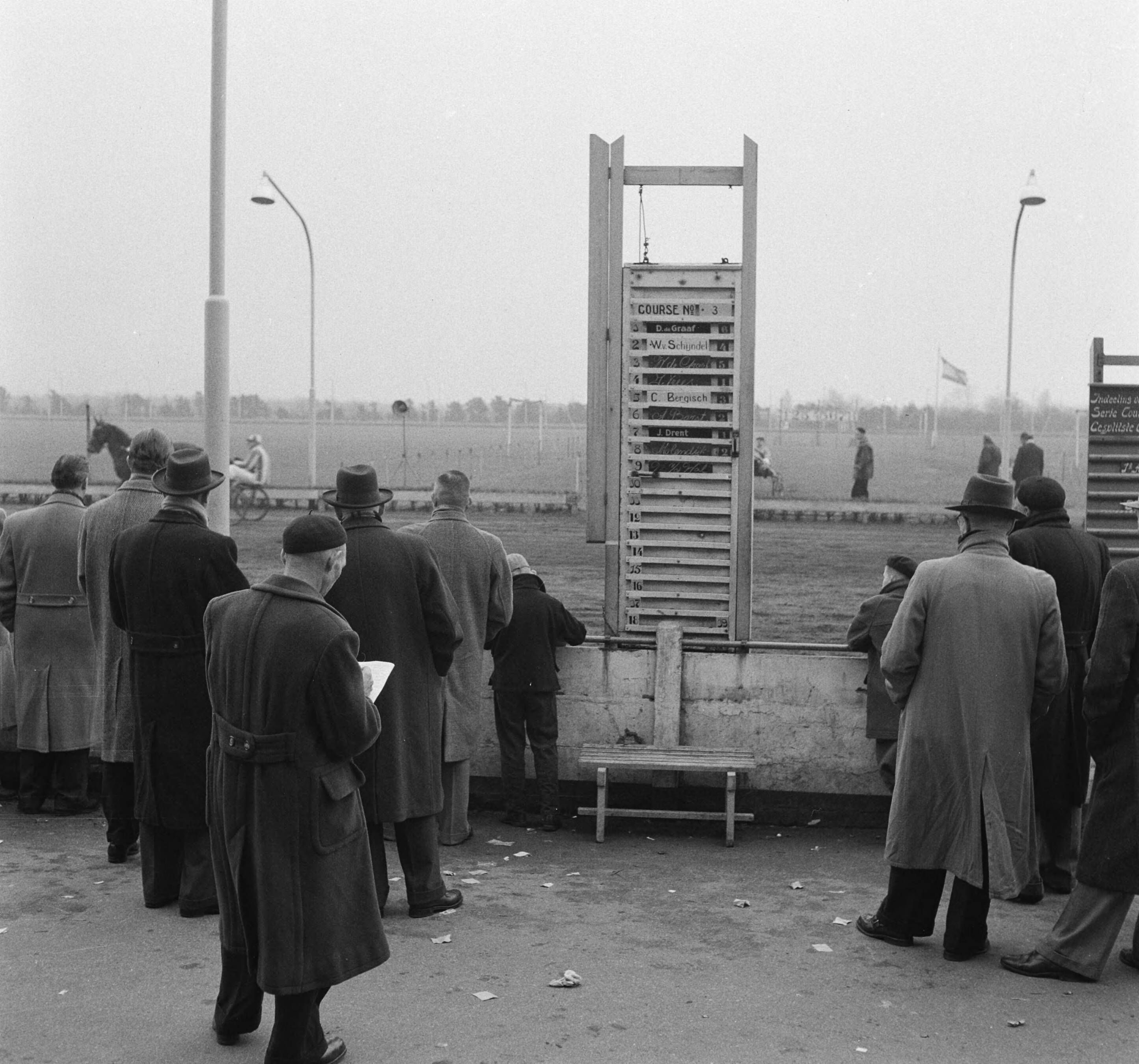 Fotocollectie Anefo — Draverijen Hilversum, Gentleman prijs, wedders bij totalisator — Foto: Behrens, Herbert F. / Anefo. Licentie: Set B: Rechtenvrij / Publiek Domein. Bron: Nationaal Archief. http://hdl.handle.net/10648/a94246e8-d0b4-102d-bcf8-003048976d84