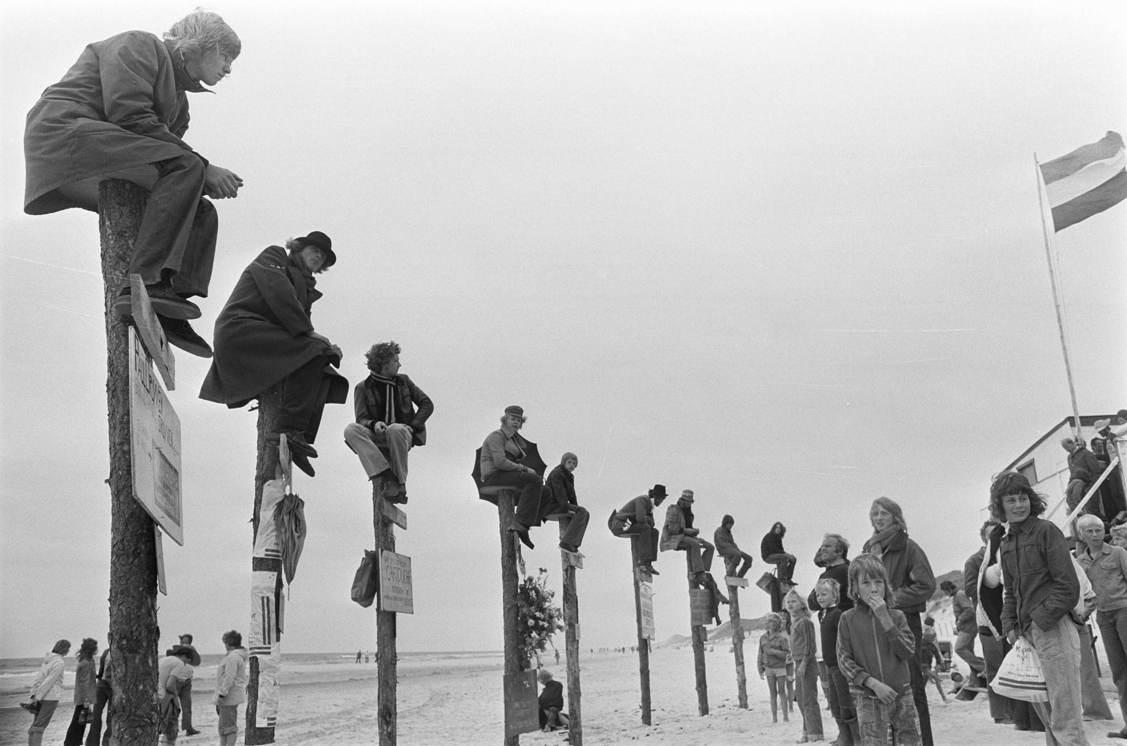 Wedstrijd paalzitten op het strand van Schoorl — Paalzitters op het strand — Foto: Verhoeff, Bert / Anefo. Licentie: Set B: Rechtenvrij / Publiek Domein. Bron: Nationaal Archief. http://hdl.handle.net/10648/ac6ce300-d0b4-102d-bcf8-003048976d84