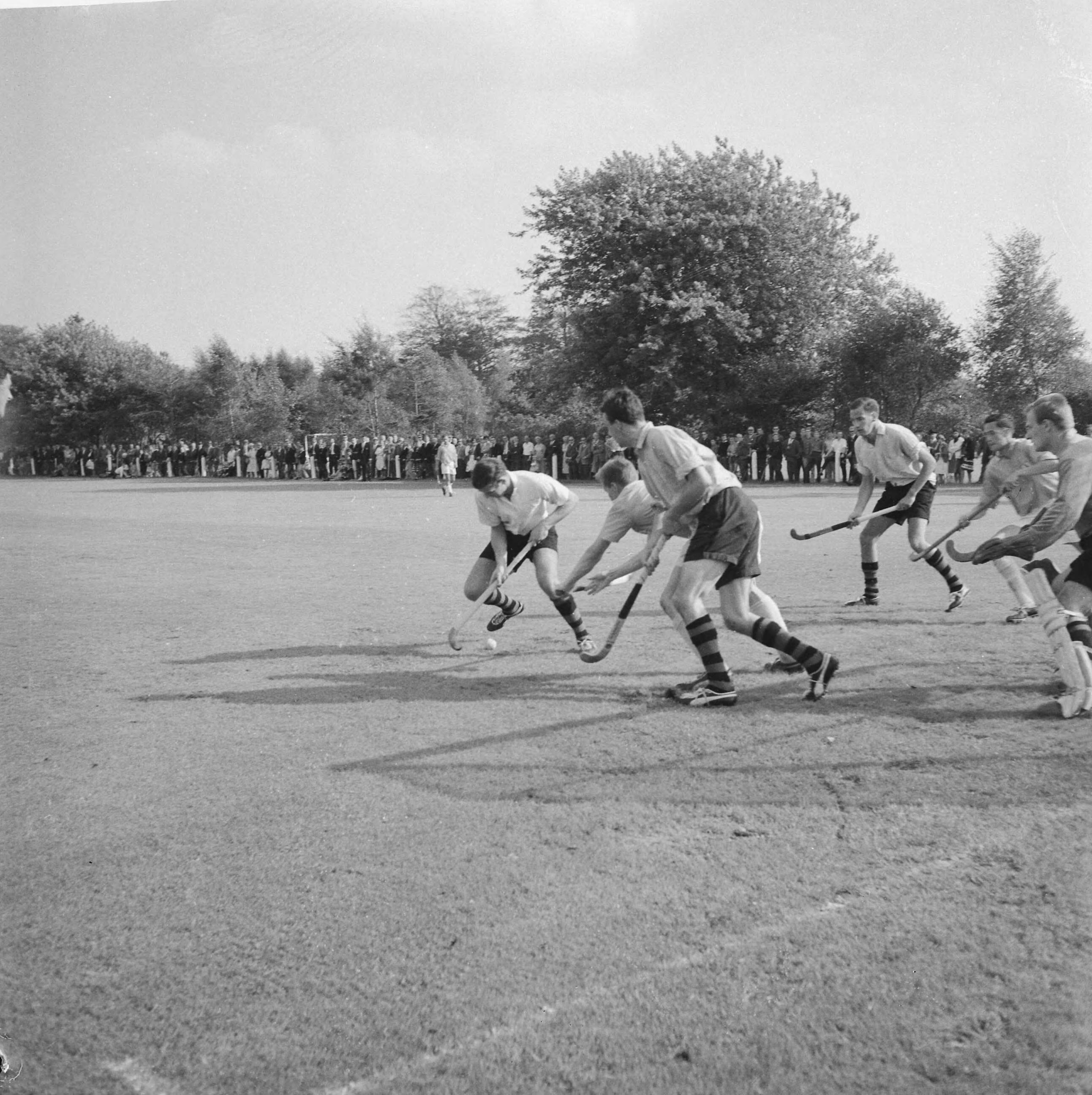 Fotocollectie Anefo — Hockey. Laren tegen BMMC 2-2. Spelmoment — Foto: Gelderen, Hugo van / Anefo. Licentie: Set B: Rechtenvrij / Publiek Domein. Bron: Nationaal Archief. http://hdl.handle.net/10648/a9e1da46-d0b4-102d-bcf8-003048976d84