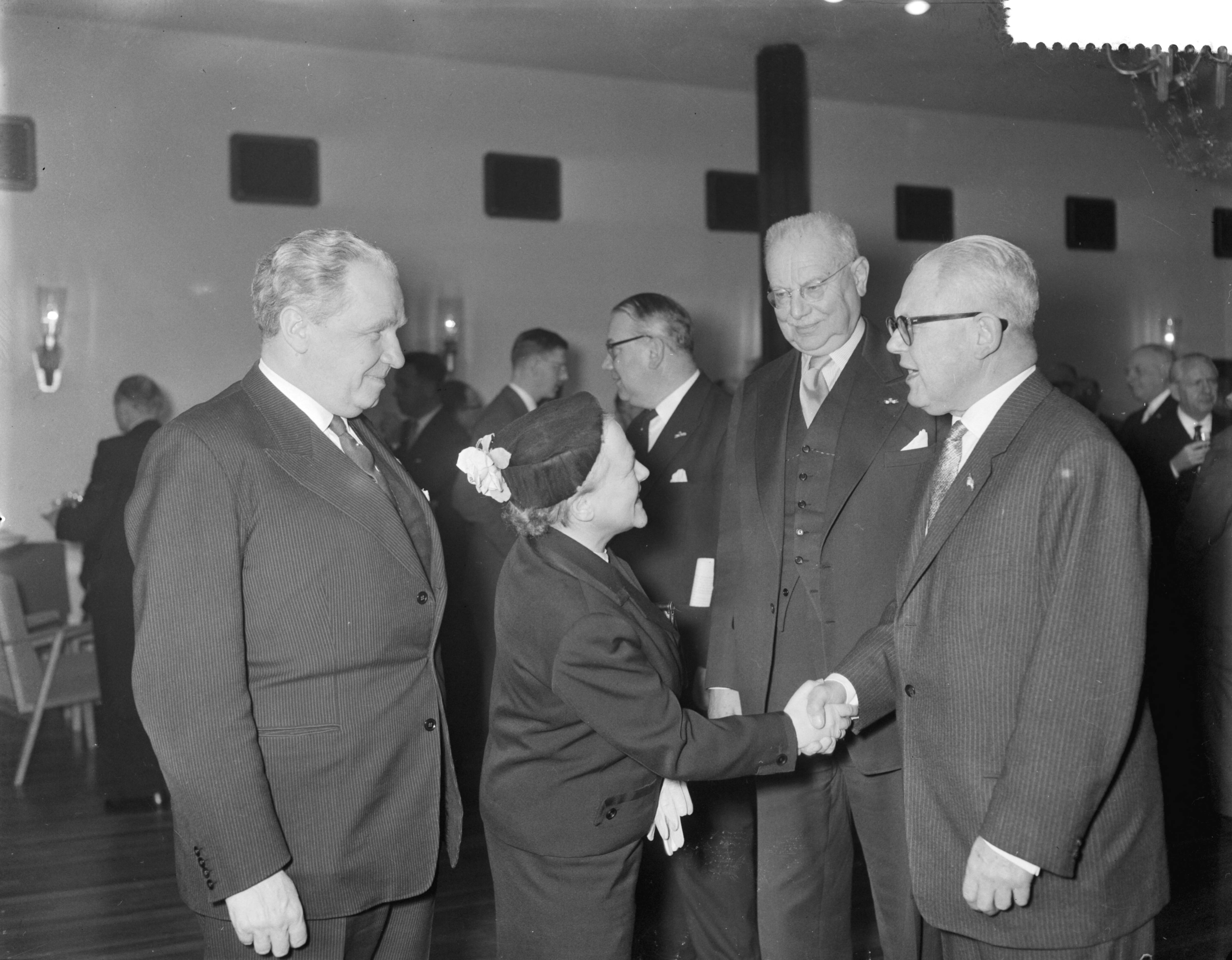 Fotocollectie Anefo — Nieuwjaarsreceptie in het gebouw van de SER te Den Haag, v.l.n.r. mr. F. J. Van Thiel , mevrouw dr. H. Verwey Jonkers , T. J. Twijnstra en prof. dr. G.M. Verrijn Stuart — Foto: Bilsen, Joop van / Anefo. Licentie: Set B: Rechtenvrij / Publiek Domein. Bron: Nationaal Archief. http://hdl.handle.net/10648/a98b3a6a-d0b4-102d-bcf8-003048976d84