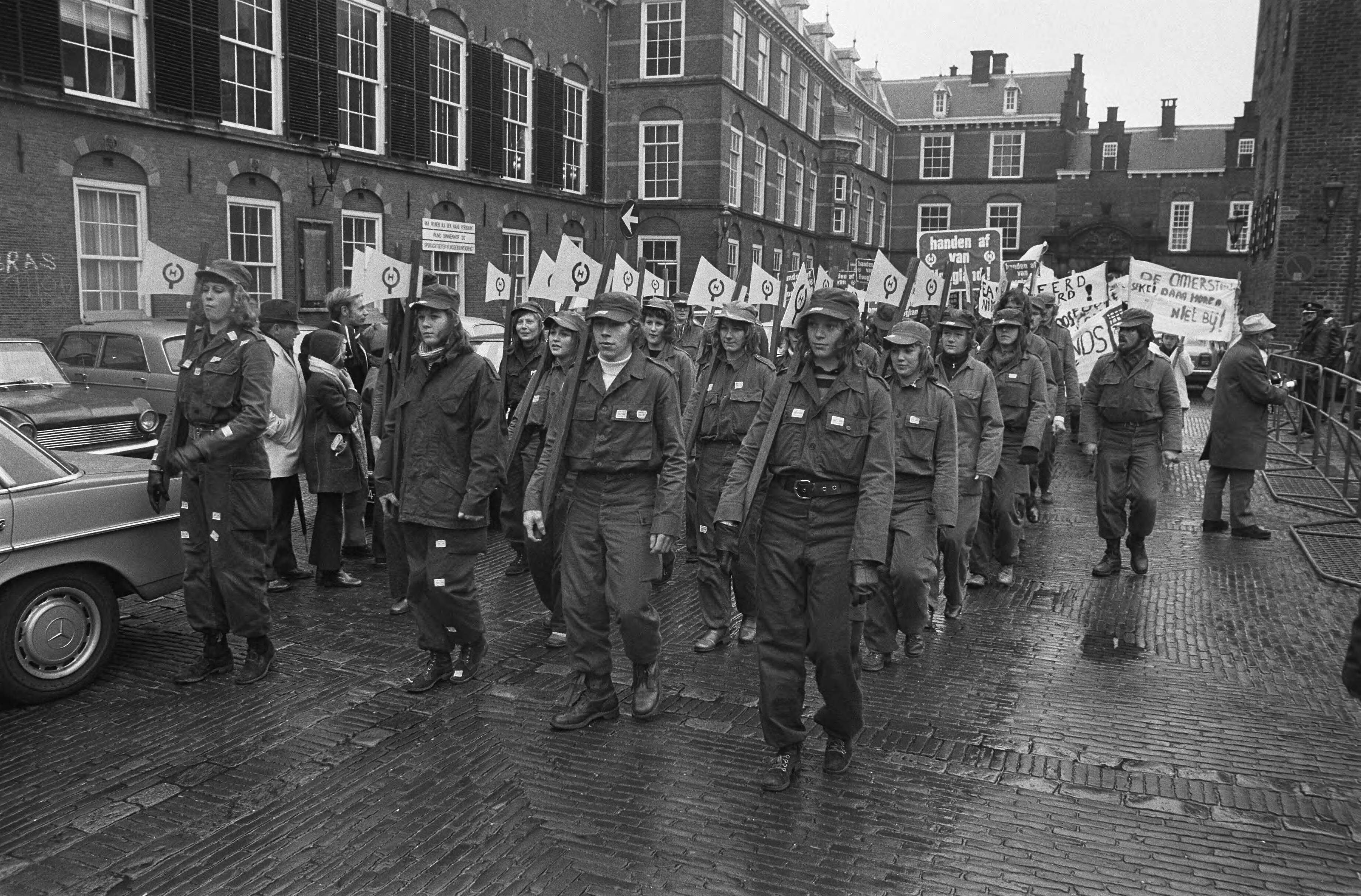 Fotocollectie Anefo — Demonstratie inwoners van Hoogland in Den Haag , Hooglanders in soldatenuniform op het Binnenhof — Foto: Verhoeff, Bert / Anefo. Licentie: Set B: Rechtenvrij / Publiek Domein. Bron: Nationaal Archief. http://hdl.handle.net/10648/ac24d5f6-d0b4-102d-bcf8-003048976d84