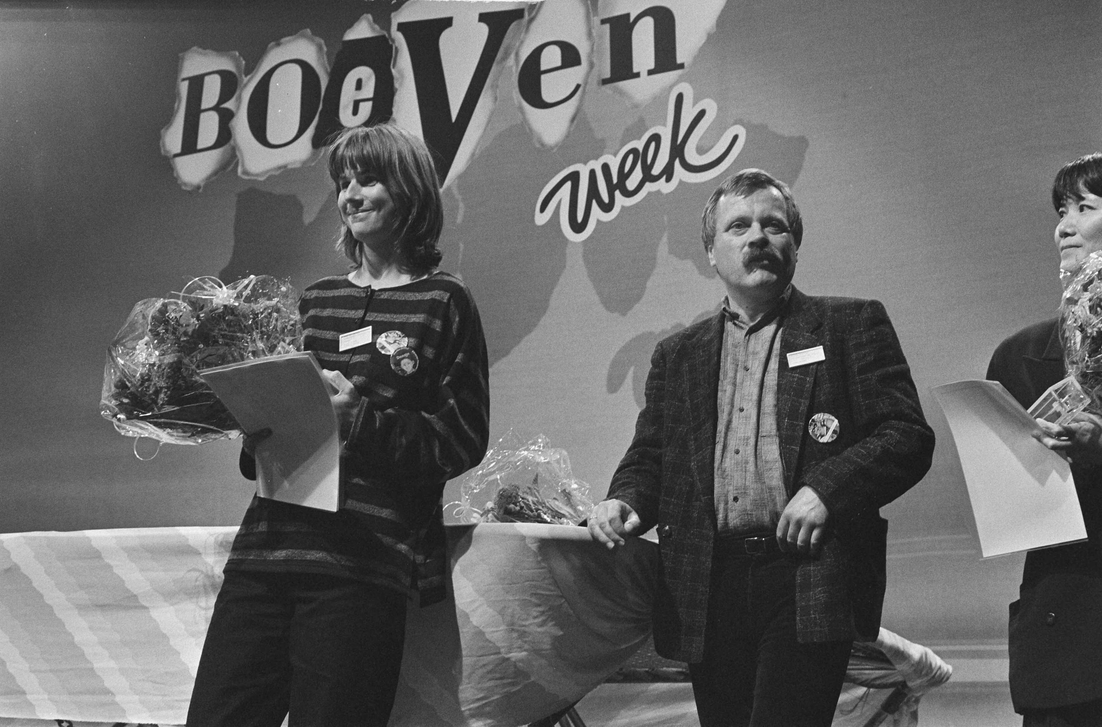 Fotocollectie Anefo — Uitreiking Kinderboekenprijzen in Scheveningen; vlnr: M. Velthuys (gouden penseel), J. van Leeuwen (gouden griffel en zilveren penseel) en W. Wilmink (goud. — Foto: Gerrits, Roland / Anefo. Licentie: Set B: Rechtenvrij / Publiek Domein. Bron: Nationaal Archief. http://hdl.handle.net/10648/ad585b3c-d0b4-102d-bcf8-003048976d84