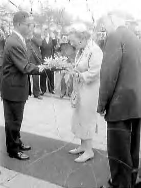Fotocollectie Anefo — Koningin Juliana bezoekt Deventer en Vriezenveen. Bezoek aan Rijkshogeschool voor Tropische Landbouw te Deventer, Artist, Italiaanse landbouwstudent biedt bloemen aan — Foto: Pot, Harry / Anefo. Licentie: Set B: Rechtenvrij / Publiek Domein. Bron: Nationaal Archief. http://hdl.handle.net/10648/a97b8584-d0b4-102d-bcf8-003048976d84