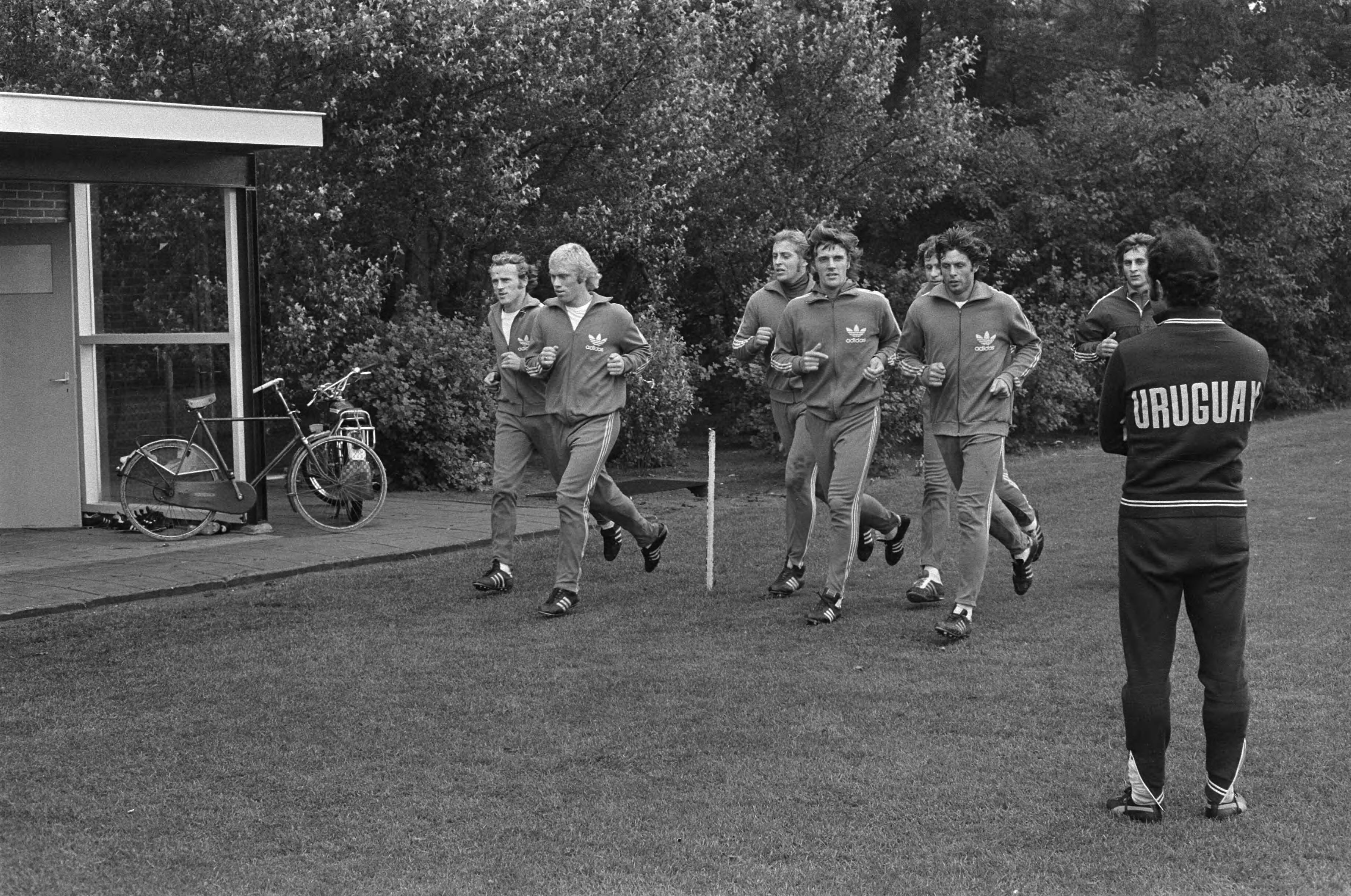 Fotocollectie Anefo — Selectie Nederlands elftal laatste dag bijeen in Zeist vo vertrek naar de WK; Uruguees kijkt toe bij training — Foto: Peters, Hans / Anefo. Licentie: Set B: Rechtenvrij / Publiek Domein. Bron: Nationaal Archief. http://hdl.handle.net/10648/ac4d367c-d0b4-102d-bcf8-003048976d84
