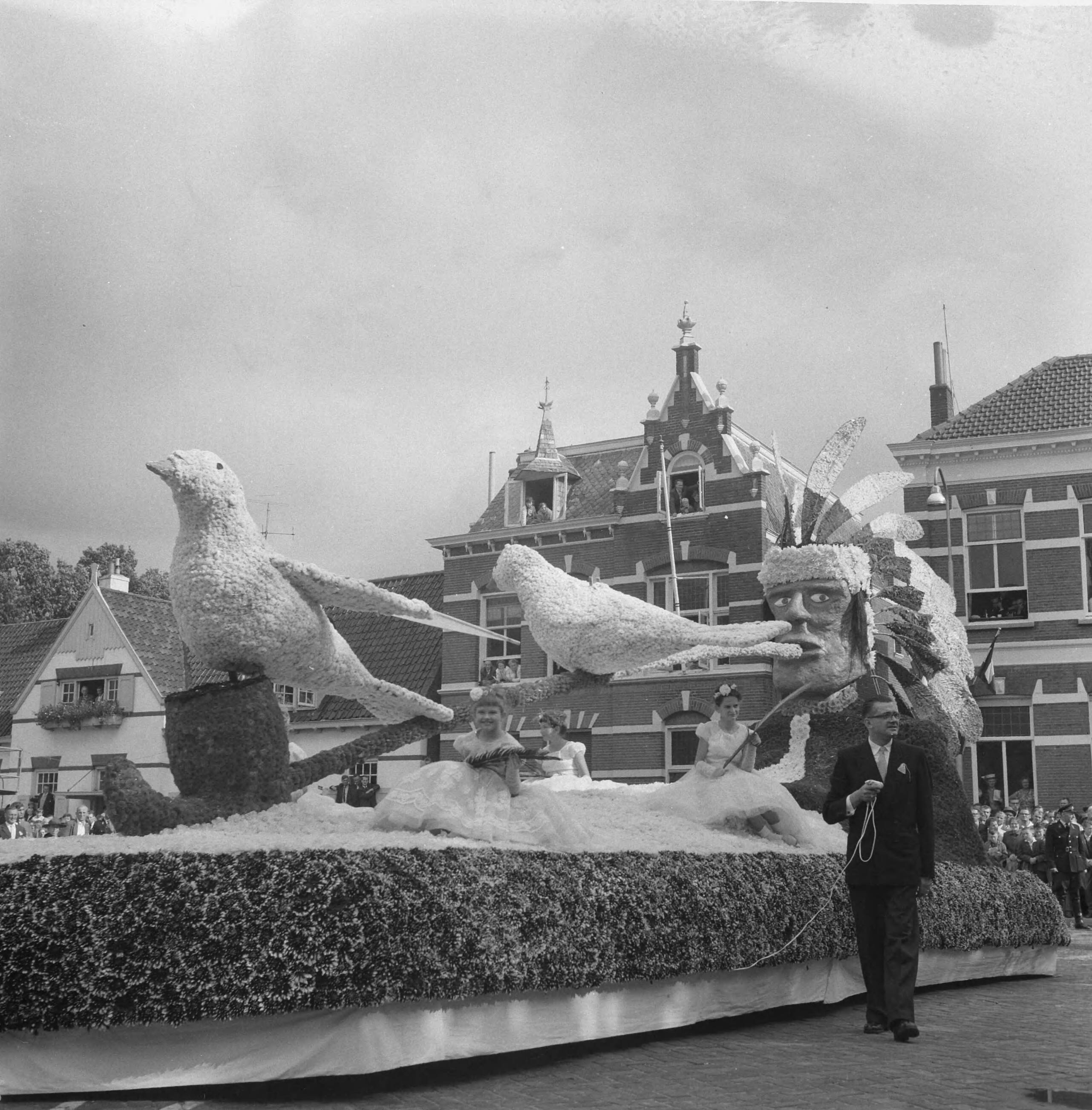 Fotocollectie Anefo — Bloemencorso te Zundert, praalwagen getiteld "Symbool van de vrede" — Foto: Rossem, Wim van / Anefo. Licentie: Set B: Rechtenvrij / Publiek Domein. Bron: Nationaal Archief. http://hdl.handle.net/10648/a9b87f0c-d0b4-102d-bcf8-003048976d84