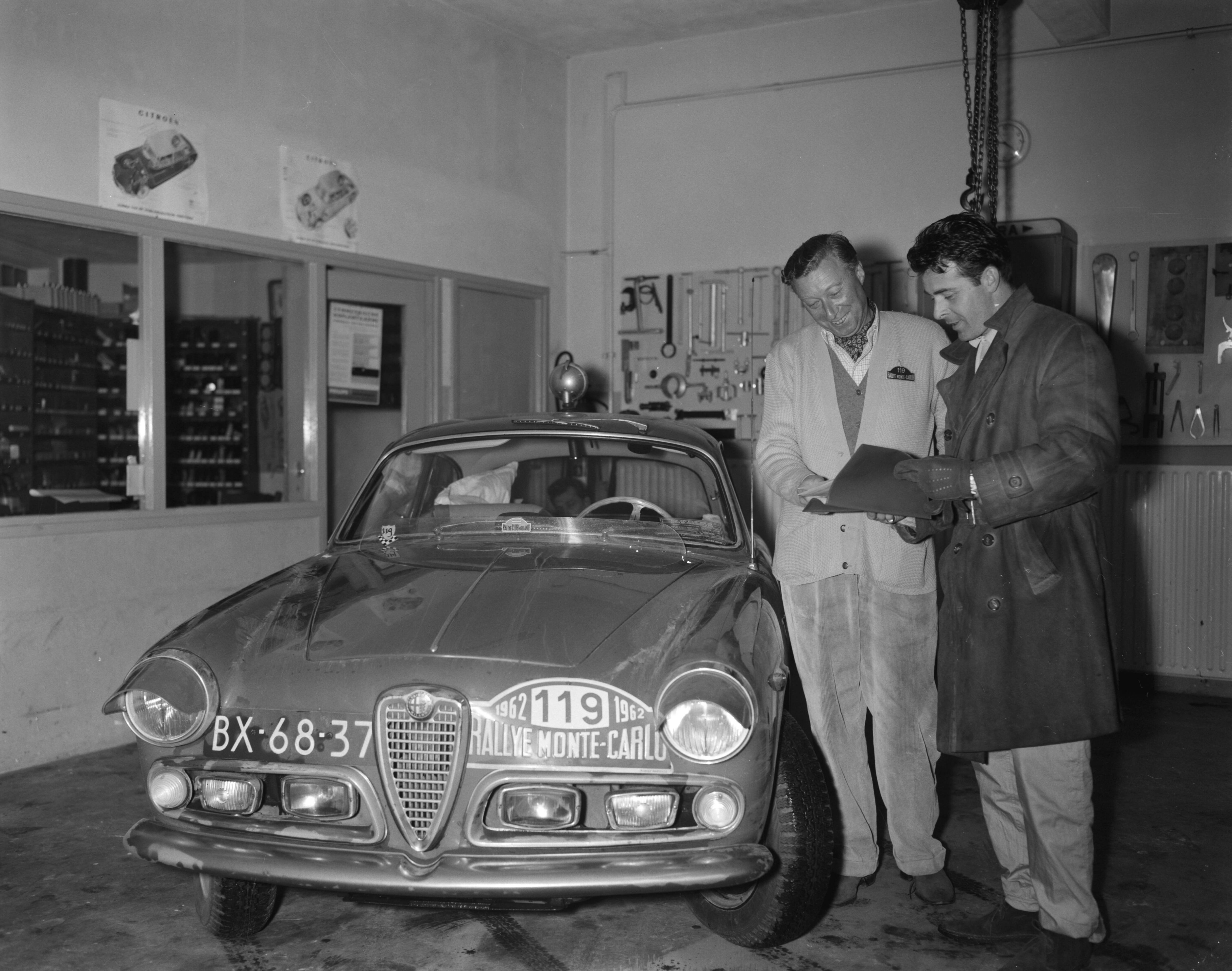 Fotocollectie Anefo — Deelnemers Rally Monte Carlo tijdcontrole in Scheveningen. René Borgerhoff Mulder en Hans Maasland bij hun Alfa Romeo (startnummer 119) — Foto: Bilsen, Joop van / Anefo. Licentie: Set B: Rechtenvrij / Publiek Domein. Bron: Nationaal Archief. http://hdl.handle.net/10648/a9f4fec8-d0b4-102d-bcf8-003048976d84