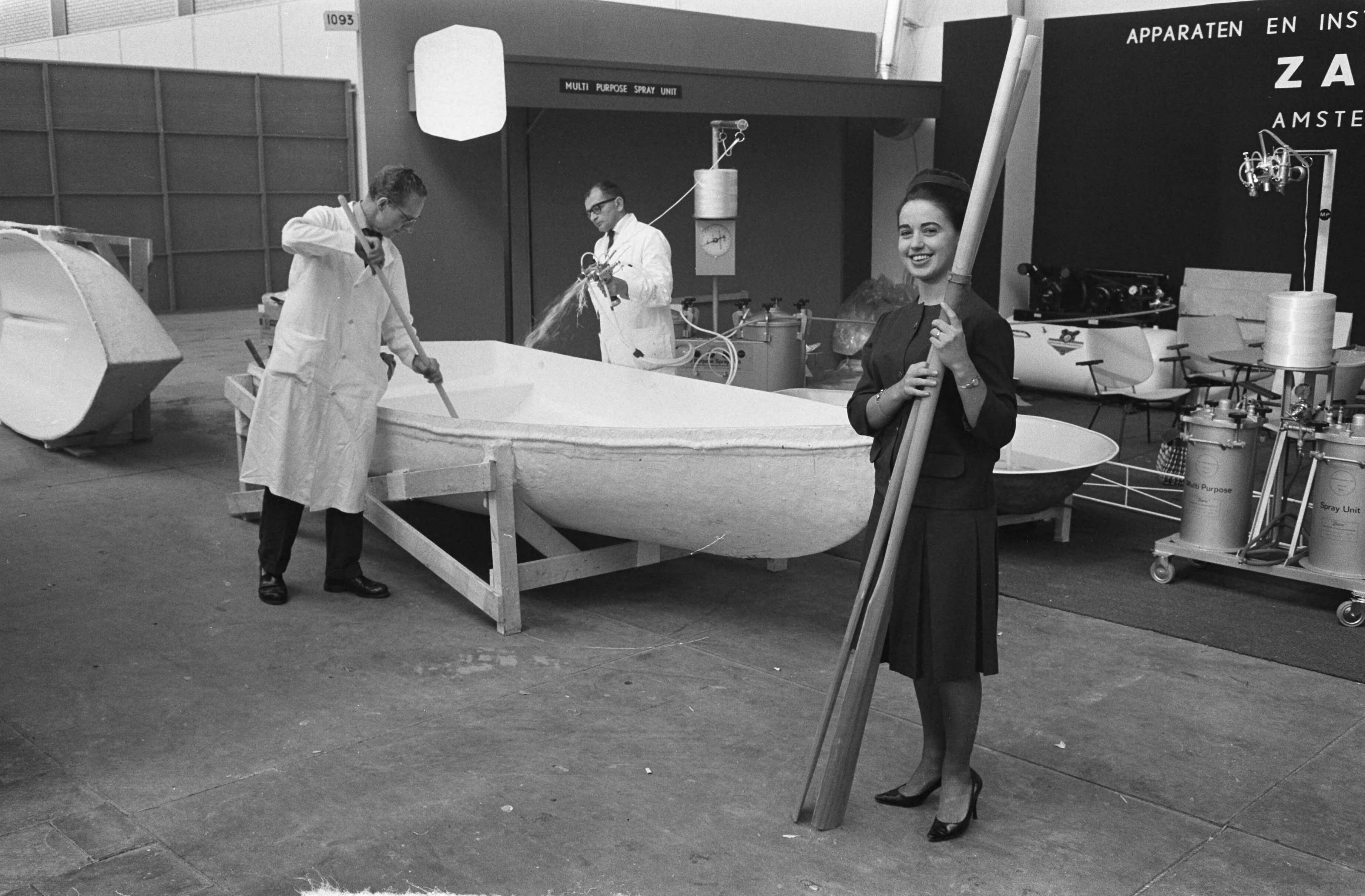 Fotocollectie Anefo — Tentoonstelling MacroPlastic 1962 in de Jaarbeurs te Utrecht, de firma Zaco geeft demonstratie met de Multi Purpose spray Unit — Foto: Pot, Harry / Anefo. Licentie: Set B: Rechtenvrij / Publiek Domein. Bron: Nationaal Archief. http://hdl.handle.net/10648/aa1bda20-d0b4-102d-bcf8-003048976d84