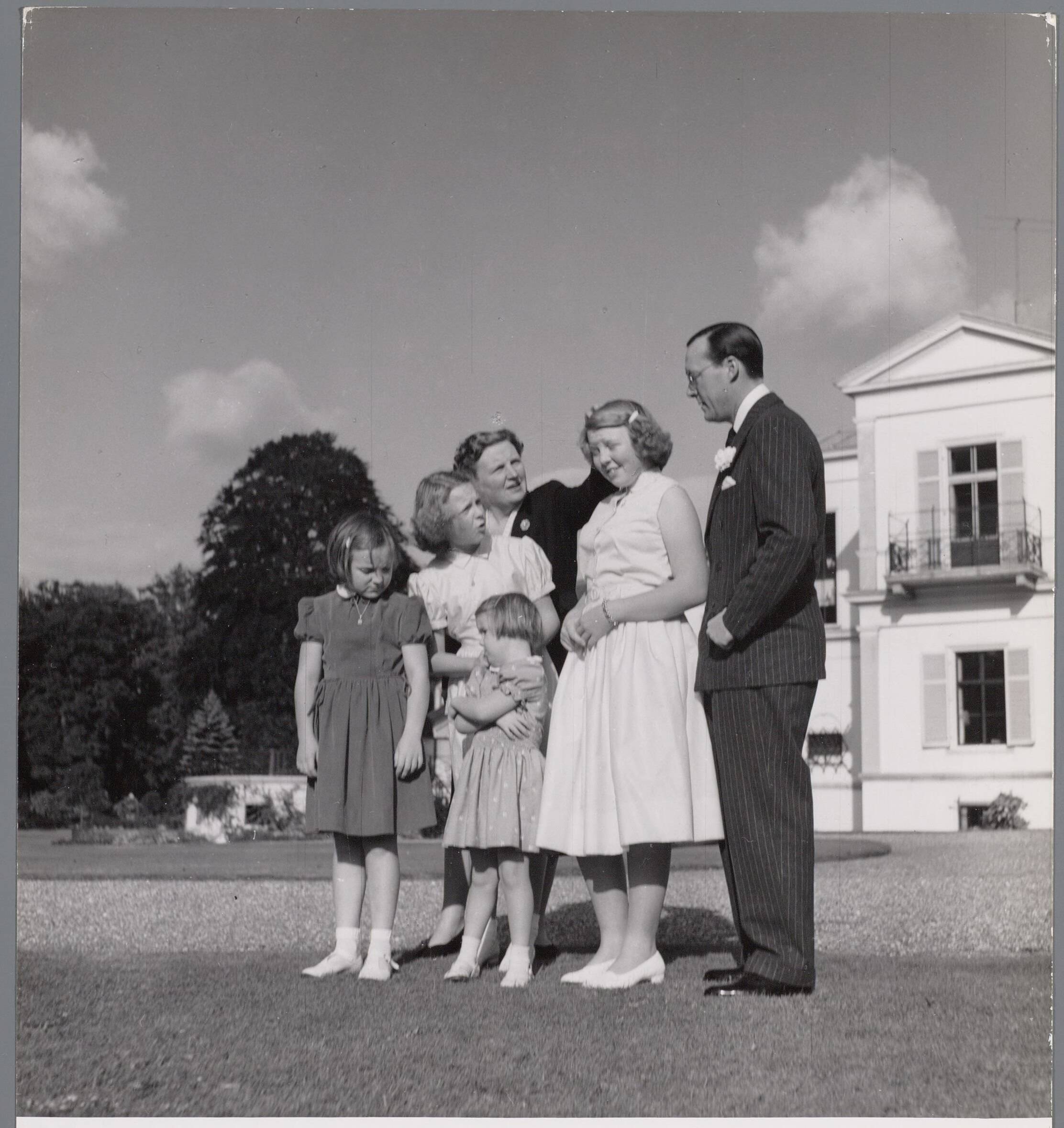 Fotocollectie RVD / Koninklijk Huis — Koningin Juliana en prins Bernhard met de prinsessen Beatrix, Irene, Margriet en Marijke in de tuin bij Paleis Soestdijk — Foto: Onbekend / RVD. Licentie: Set B: Rechtenvrij / Publiek Domein. Bron: Nationaal Archief. http://hdl.handle.net/10648/afac3b1a-d0b4-102d-bcf8-003048976d84