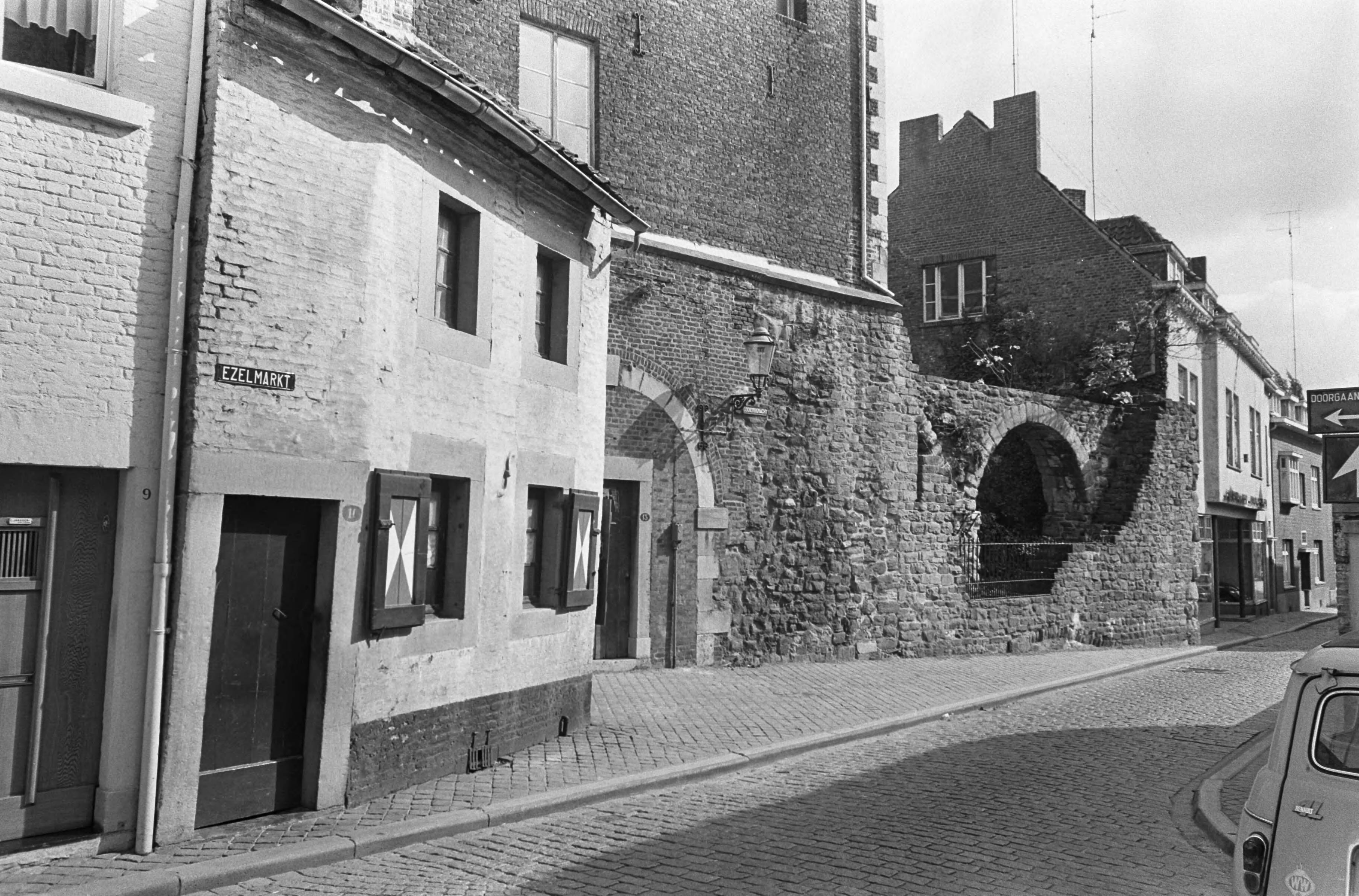 Fotocollectie Anefo — Maastricht, stadsgezichten. Ezelmarkt met het kleinste huisje van Maastricht — Foto: Nijs, Jac. de / Anefo. Licentie: Set B: Rechtenvrij / Publiek Domein. Bron: Nationaal Archief. http://hdl.handle.net/10648/ab2917f2-d0b4-102d-bcf8-003048976d84