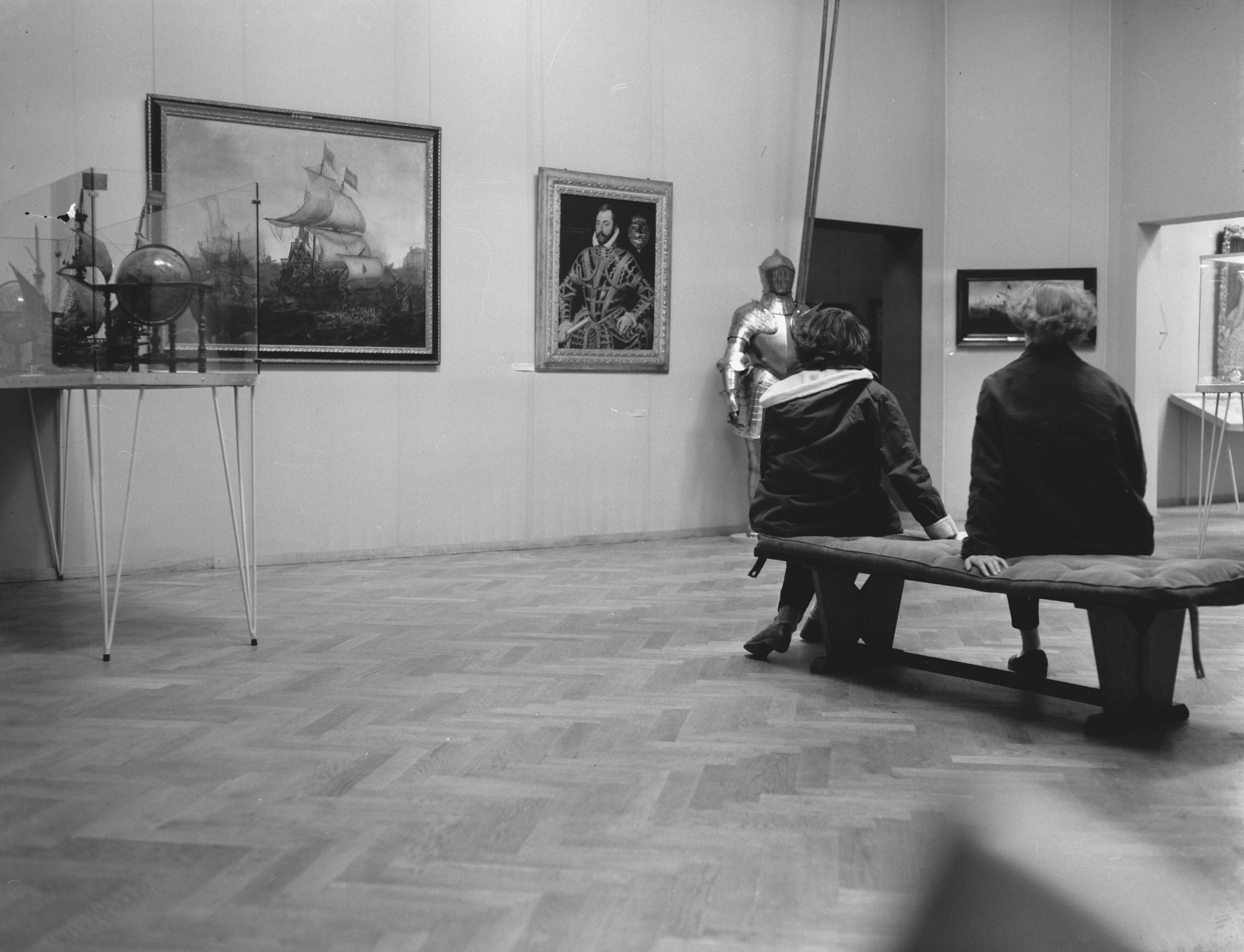 Fotocollectie Anefo — Tentoonstelling "Age of Shakespeare" in Gemeentelijk Museum in Den Haag — Foto: Rossem, Wim van / Anefo. Licentie: Set B: Rechtenvrij / Publiek Domein. Bron: Nationaal Archief. http://hdl.handle.net/10648/a976add4-d0b4-102d-bcf8-003048976d84