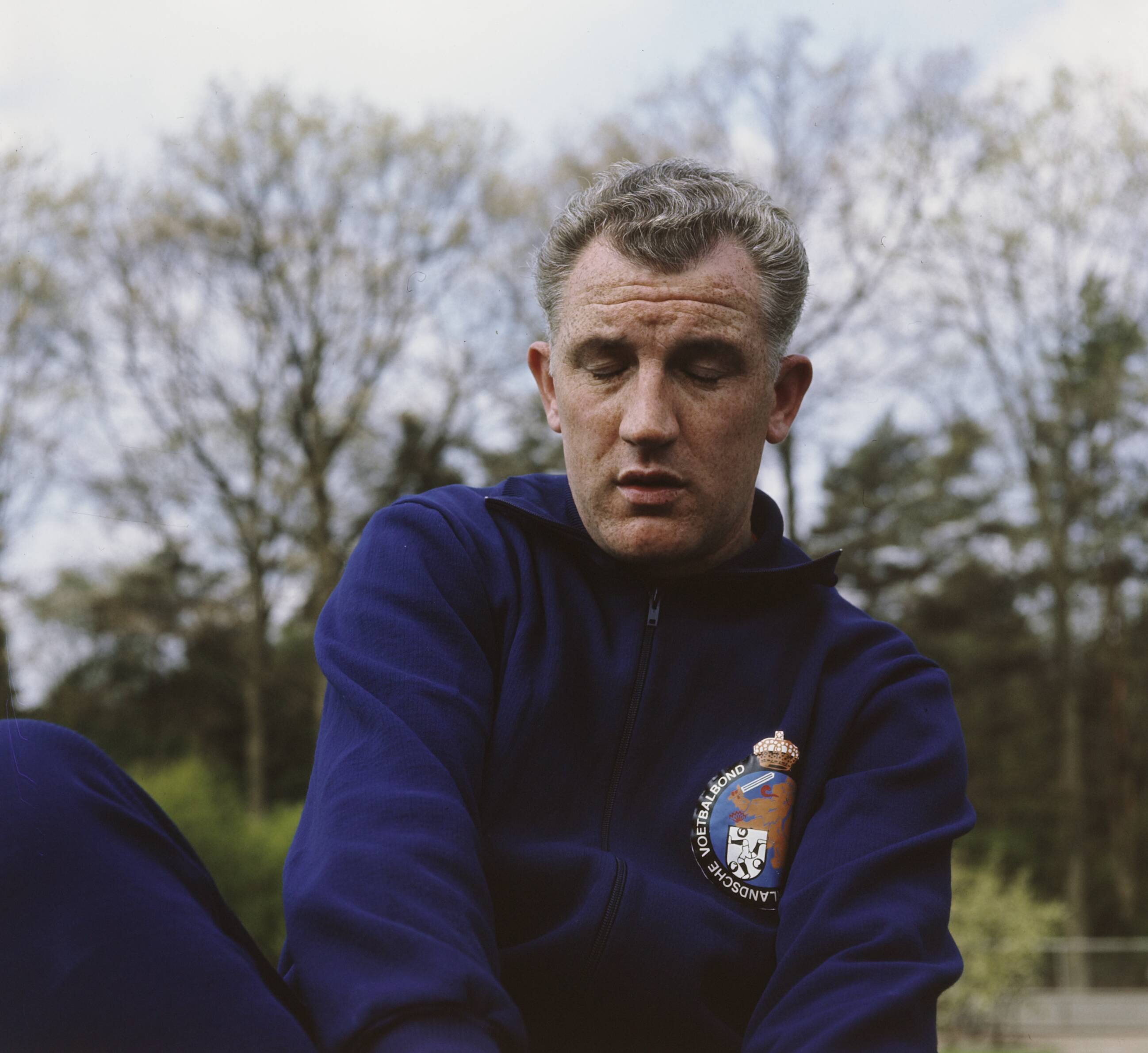 Fotocollectie Anefo — Training Nederlands Elftal te Zeist; trainer Kessler (George) — Foto: Kroon, Ron / Anefo. Licentie: Set B: Rechtenvrij / Publiek Domein. Bron: Nationaal Archief. http://hdl.handle.net/10648/ad8f1a28-d0b4-102d-bcf8-003048976d84