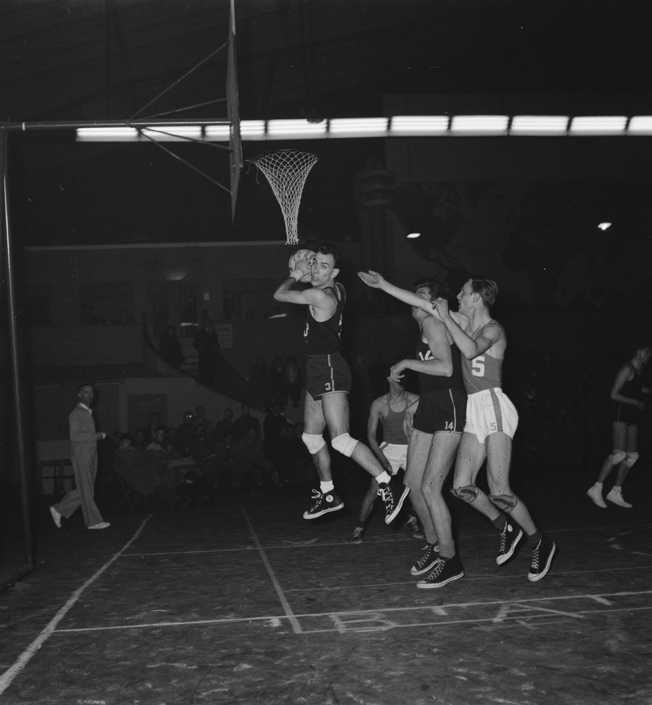Fotocollectie Anefo — Basketbal. Landenwedstrijd Nederland tegen België in Den Haag. Spelmoment — Foto: Behrens, Herbert F. / Anefo. Licentie: Set B: Rechtenvrij / Publiek Domein. Bron: Nationaal Archief. http://hdl.handle.net/10648/a9435952-d0b4-102d-bcf8-003048976d84