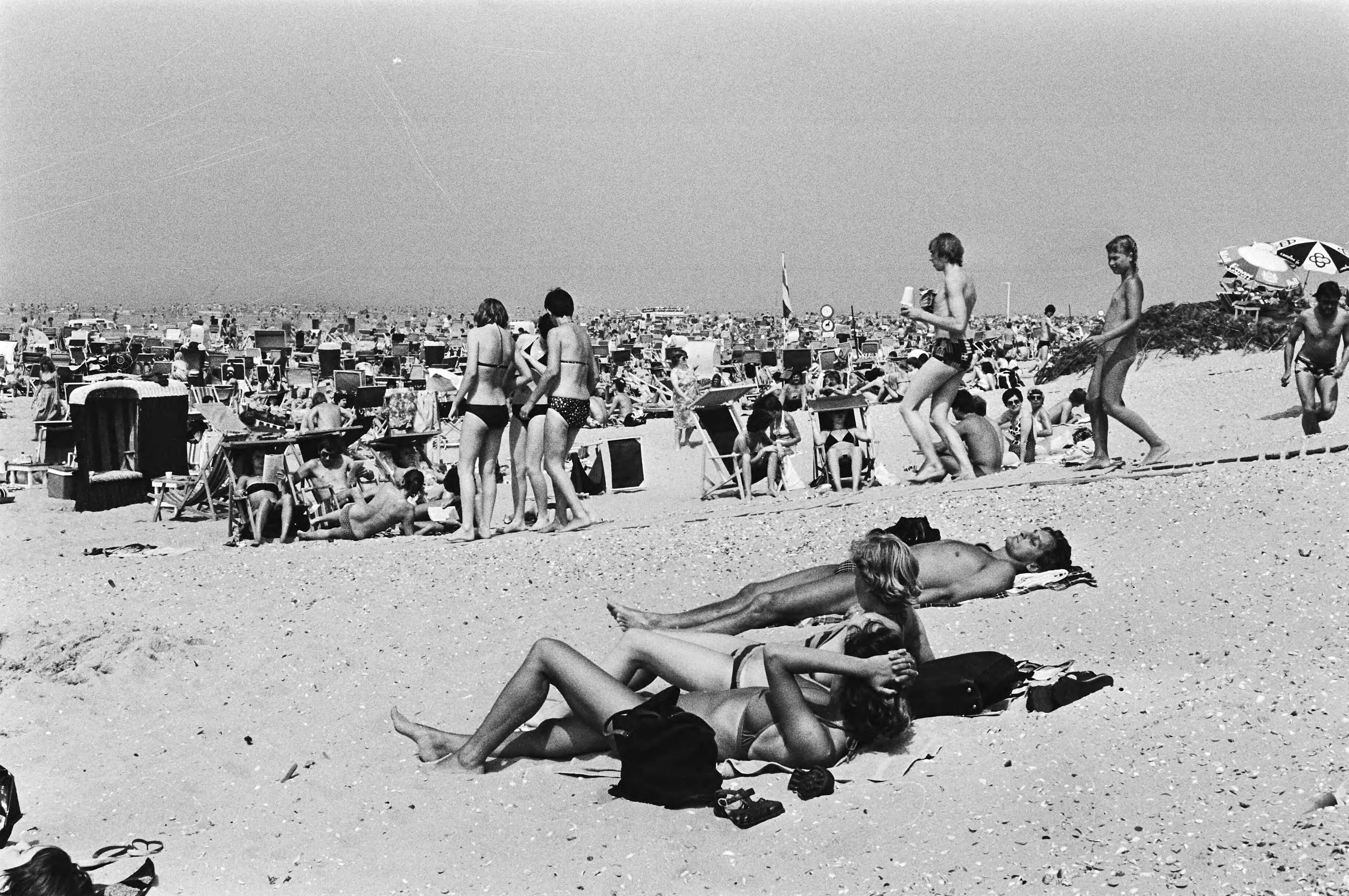 Fotocollectie Anefo — Zomerweer, drukte op het strand in Zandvoort — Foto: Dijk, Hans van / Anefo. Licentie: Set B: Rechtenvrij / Publiek Domein. Bron: Nationaal Archief. http://hdl.handle.net/10648/acce7548-d0b4-102d-bcf8-003048976d84