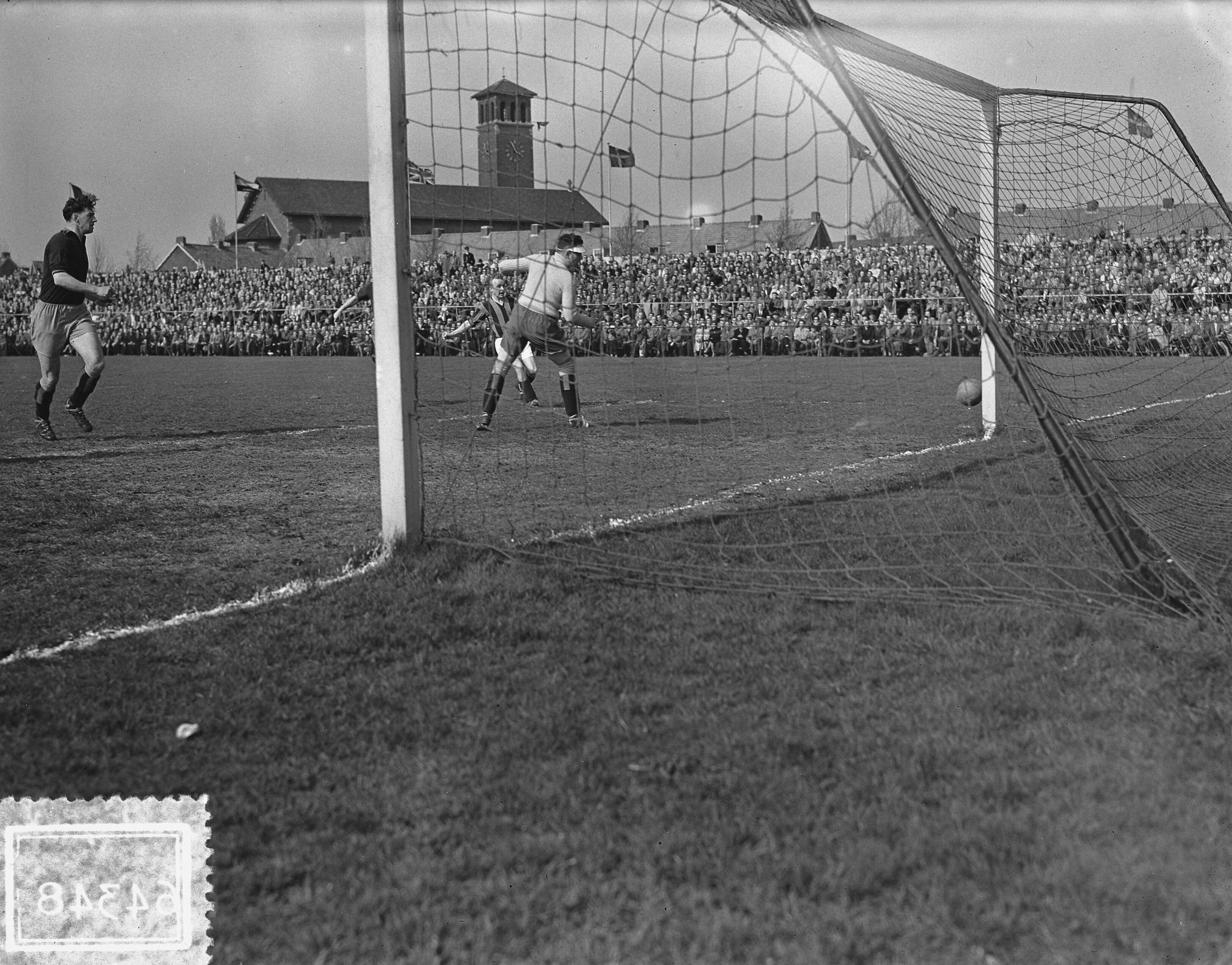 Fotocollectie Anefo — Voetbal. Haarlem tegen DWS 0-1. Spelmoment — Foto: Rossem, Wim van / Anefo. Licentie: Set B: Rechtenvrij / Publiek Domein. Bron: Nationaal Archief. http://hdl.handle.net/10648/a9211108-d0b4-102d-bcf8-003048976d84
