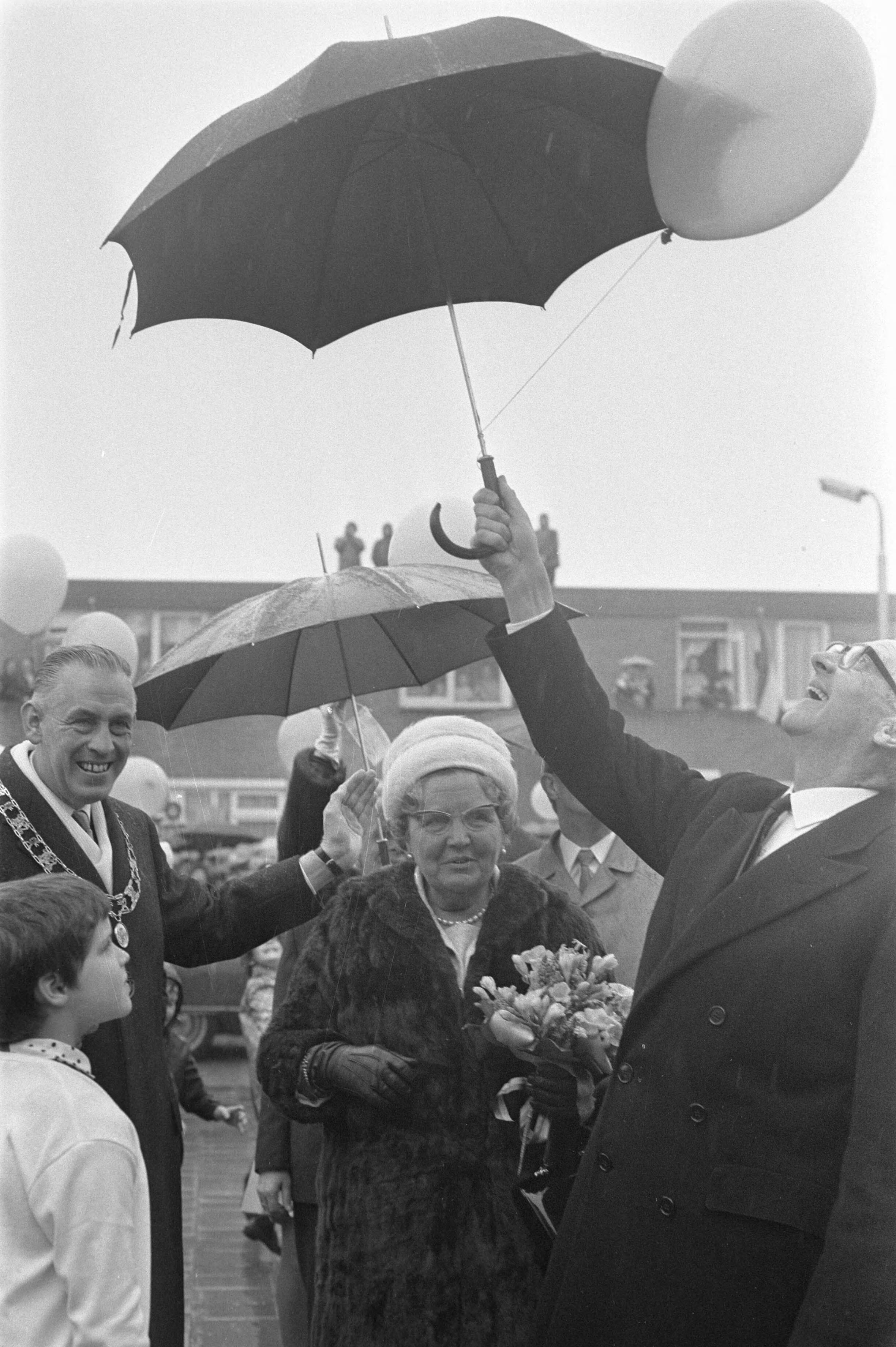 Herdenking in Leeuwarden van 25 jaar bevrijding van Friesland in aanwezigheid van koningin Juliana — Koningin Juliana tijdens een wandeling door Leeuwarden — Foto: Fotograaf Onbekend / Anefo. Licentie: Set B: Rechtenvrij / Publiek Domein. Bron: Nationaal Archief. http://hdl.handle.net/10648/ab943d34-d0b4-102d-bcf8-003048976d84