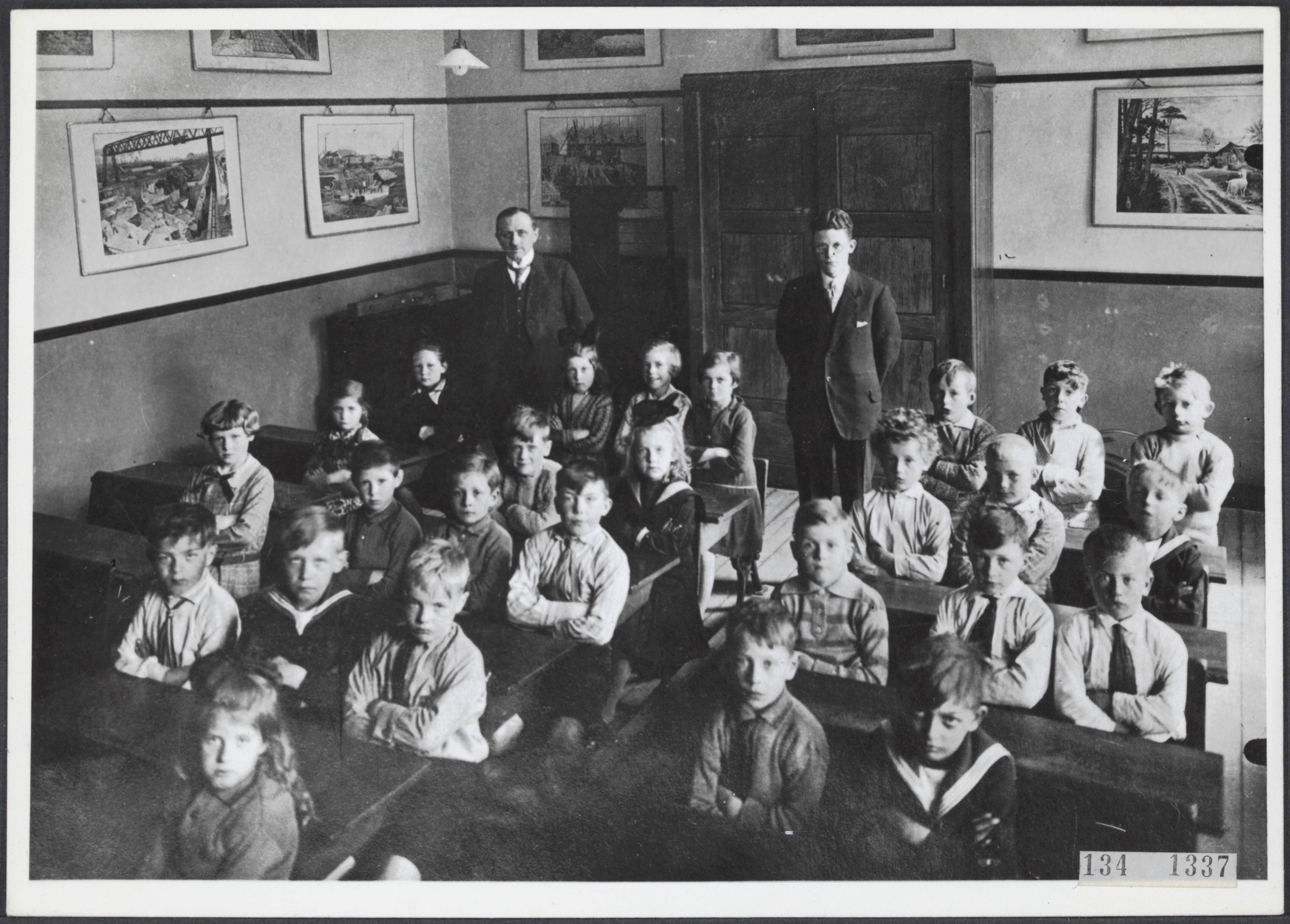 Historie / onderwijs — Van Wassenaer-Hofmanschool. Parkweg (vroeger Achterweg) Voorburg. 1920 — Foto: Rijksvoorlichtingsdienst (RVD). Licentie: Set B: Rechtenvrij / Publiek Domein. Bron: Nationaal Archief. http://hdl.handle.net/10648/af5f3de2-d0b4-102d-bcf8-003048976d84