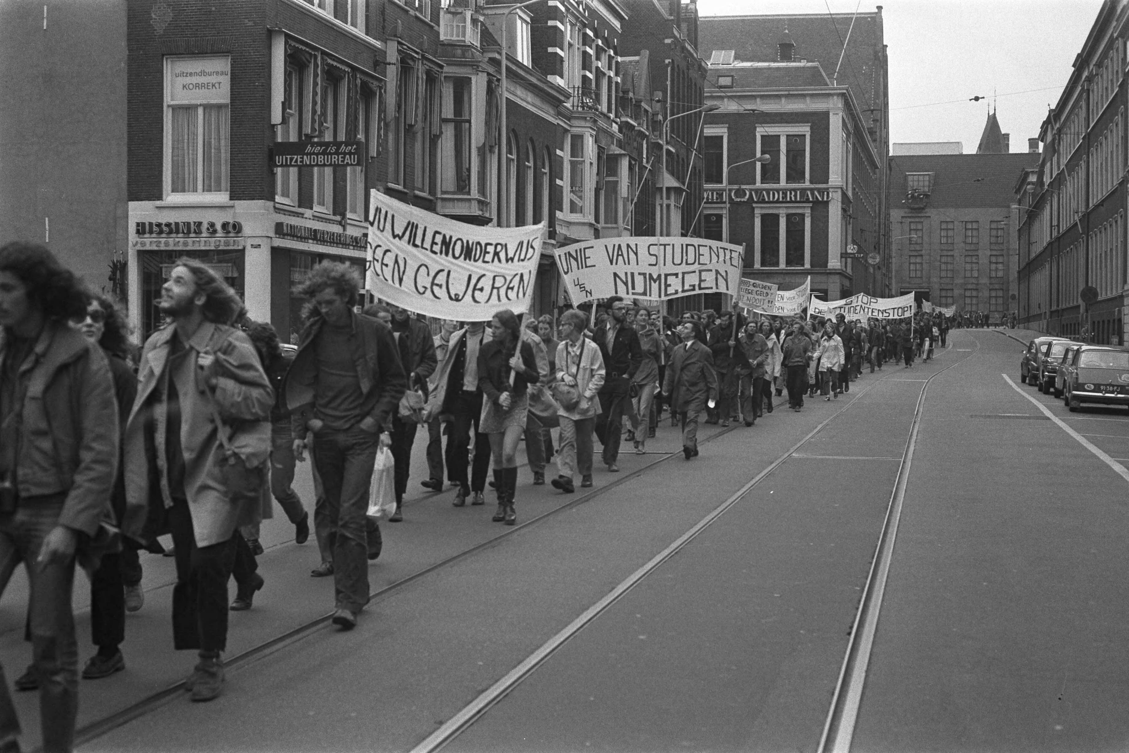 Fotocollectie Anefo — Demonstratie tegen onderwijsbeleid van kabinet Biesheuvel in Den Haag — Foto: Peters, Hans / Anefo. Licentie: Set B: Rechtenvrij / Publiek Domein. Bron: Nationaal Archief. http://hdl.handle.net/10648/abd054a4-d0b4-102d-bcf8-003048976d84