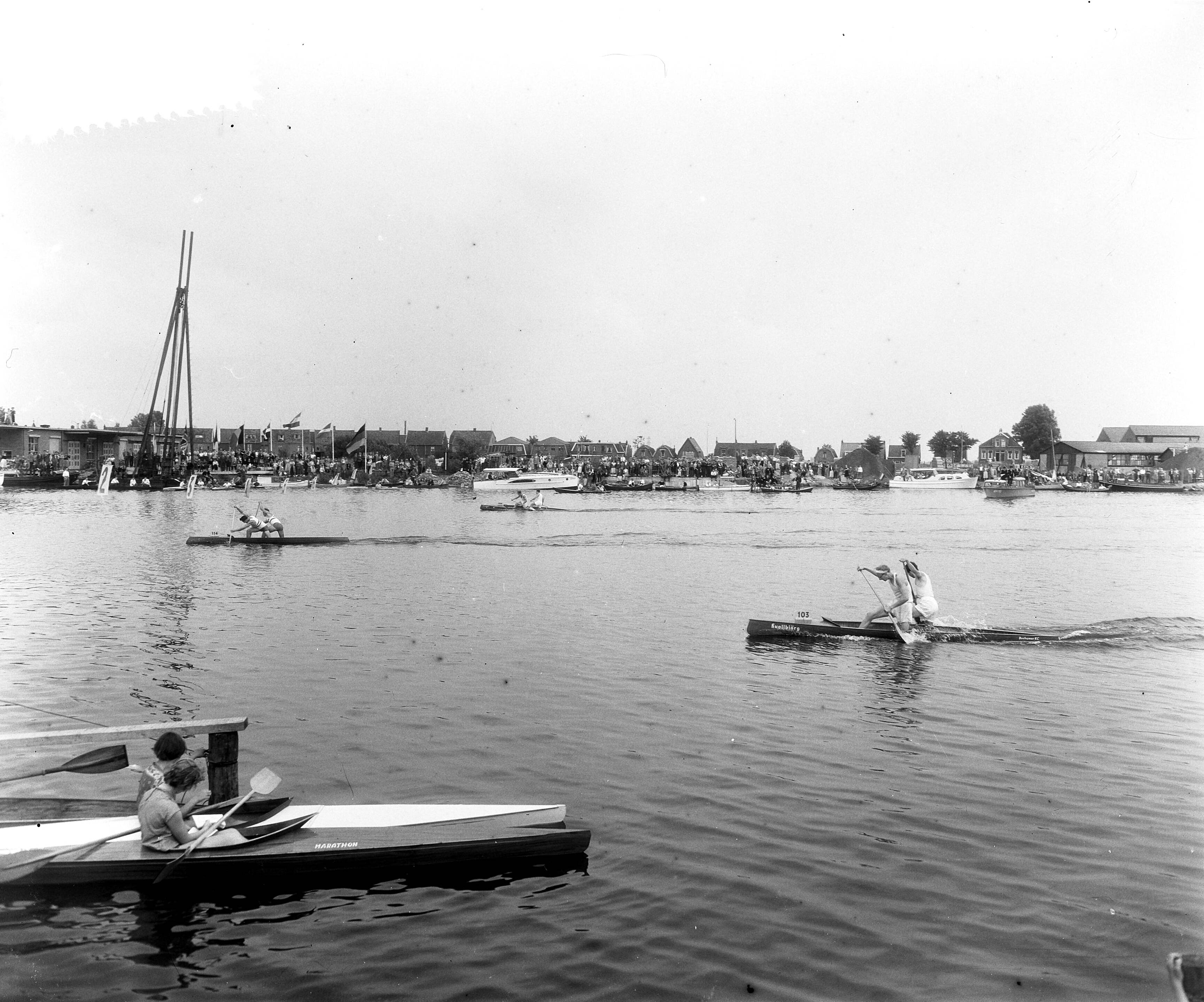 Fotocollectie Anefo — West-Europese kanokampioenschappen in Zaandam. C2 heren nummer — Foto: Rossem, Wim van / Anefo. Licentie: Set B: Rechtenvrij / Publiek Domein. Bron: Nationaal Archief. http://hdl.handle.net/10648/a93988be-d0b4-102d-bcf8-003048976d84