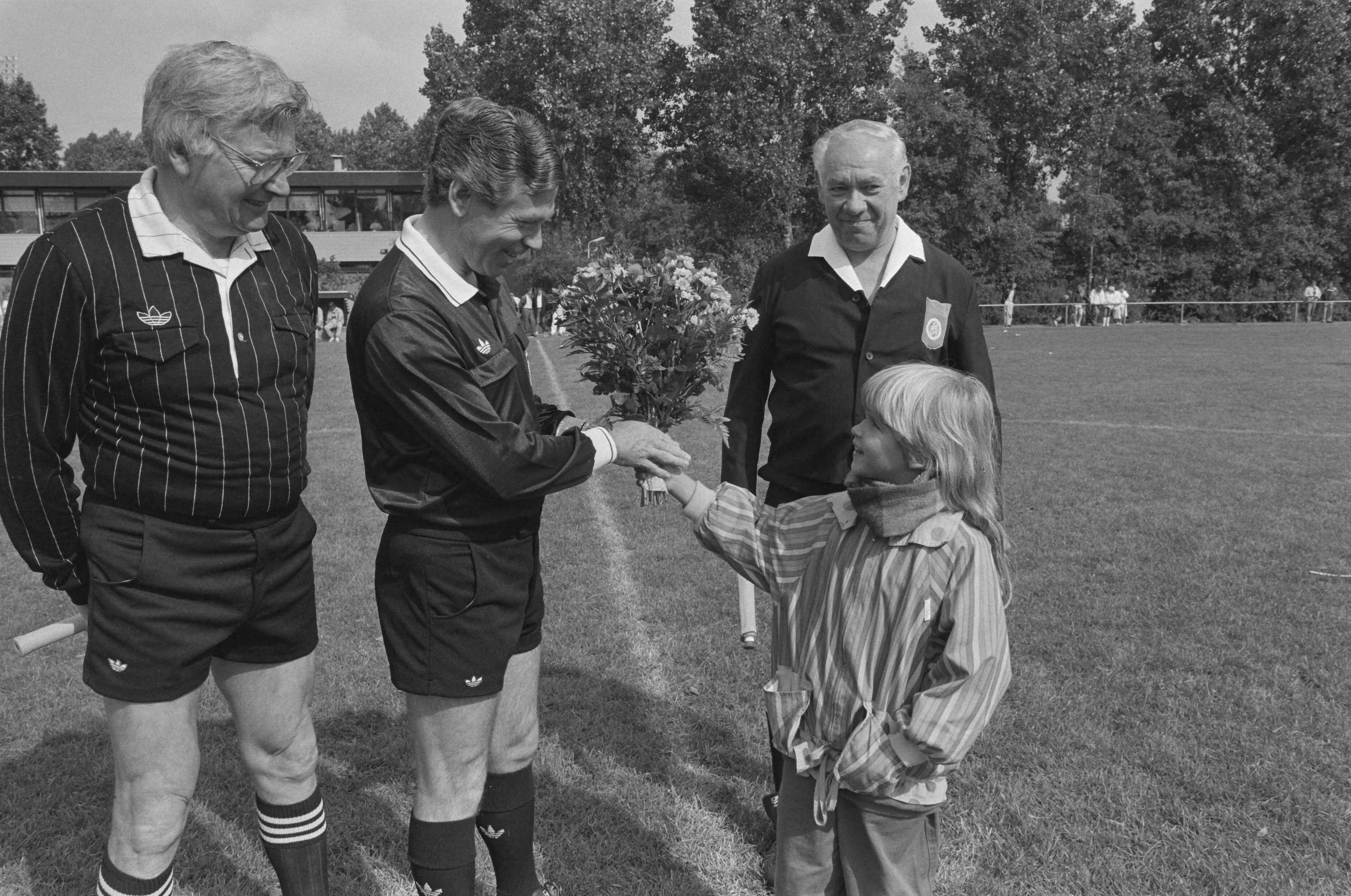 Fotocollectie Anefo — Scheidsrechter Jan Keizer fluit allerlaatste wedstrijd finale Ajax tegen PSV — Foto: Bogaerts, Rob / Anefo. Licentie: Set B: Rechtenvrij / Publiek Domein. Bron: Nationaal Archief. http://hdl.handle.net/10648/ad6c6aaa-d0b4-102d-bcf8-003048976d84