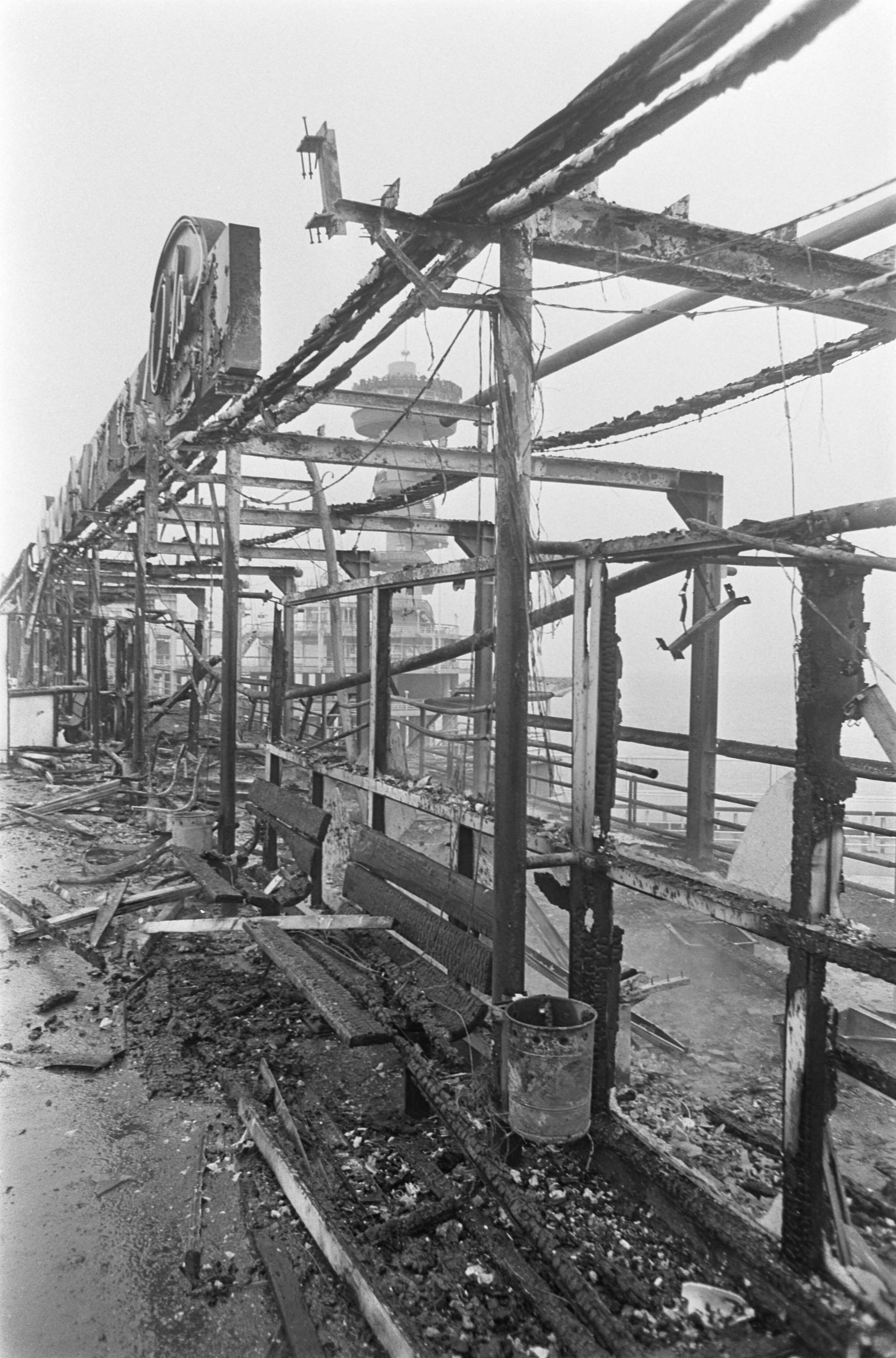 Fotocollectie Anefo — Brand op pier van Scheveningen. Op de hoofdpier brandden de winkeltjes geheel uit — Foto: Nijs, Jac. de / Anefo. Licentie: Set B: Rechtenvrij / Publiek Domein. Bron: Nationaal Archief. http://hdl.handle.net/10648/ab3de254-d0b4-102d-bcf8-003048976d84
