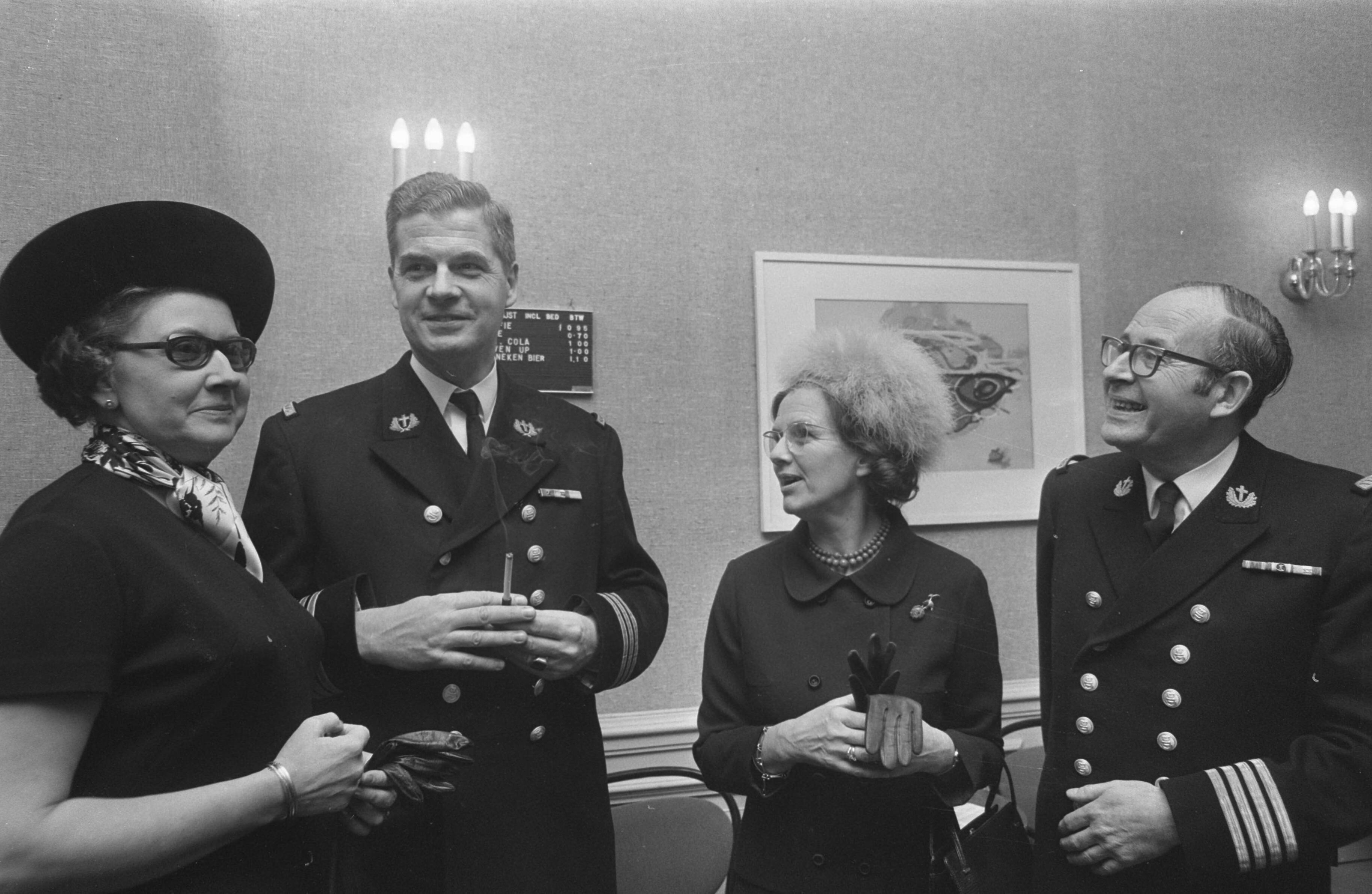 Fotocollectie Anefo — Ds. H. van Beek , nieuwe hoofd vlootpredikant. Receptie in Den Haag . Ds. H. van Beek met echtgenote en rechts ds. J. W. Sepmeyer met echtgenote (ex-hoofd — Foto: Mieremet, Rob / Anefo. Licentie: Set B: Rechtenvrij / Publiek Domein. Bron: Nationaal Archief. http://hdl.handle.net/10648/ab8f34ce-d0b4-102d-bcf8-003048976d84