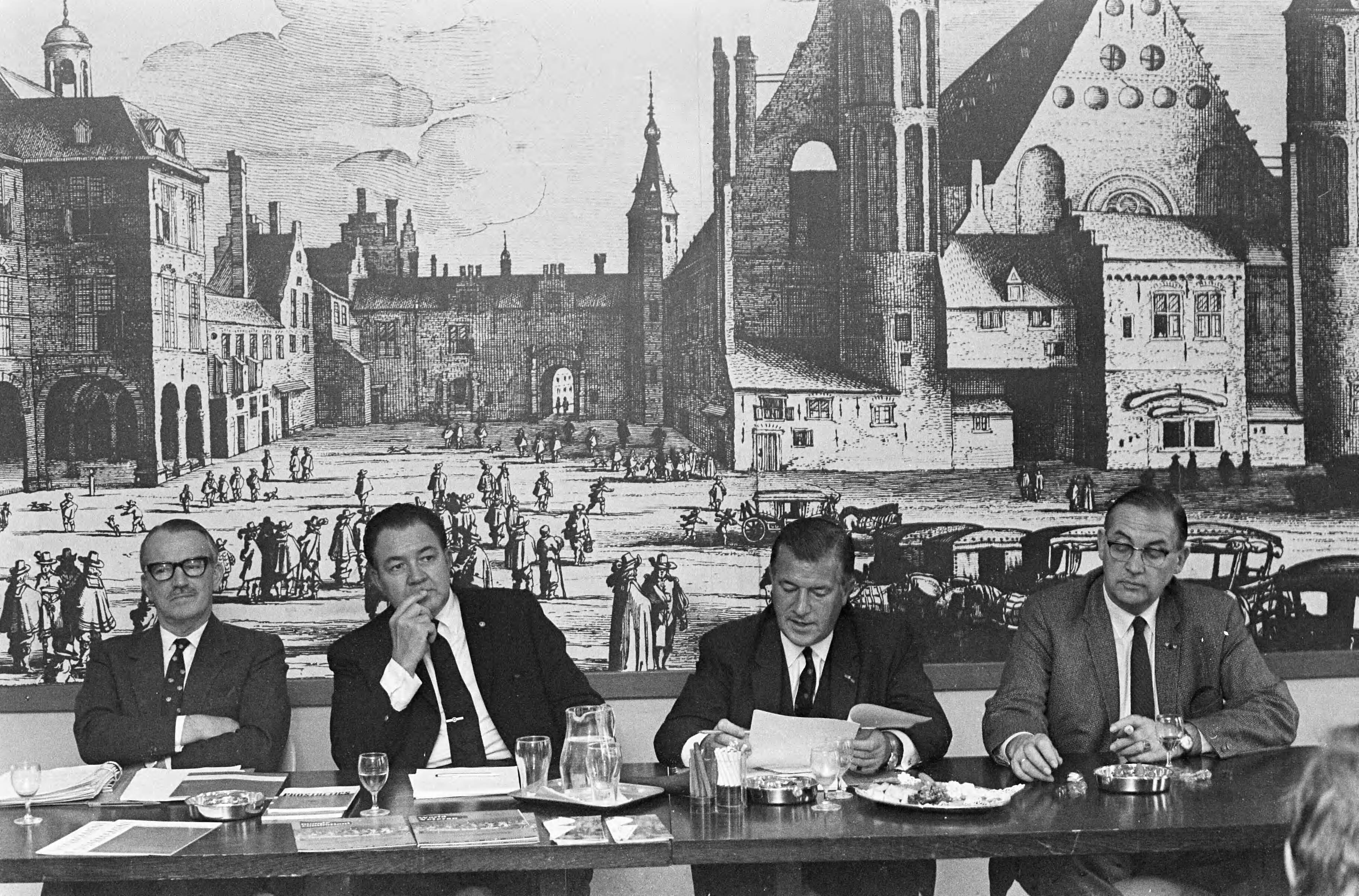 Fotocollectie Anefo — Twaalfde Algemene Assemblee van de World Veterans Federation te Den Haag Mr. S. D. Calvert , N. Acton W. C. J. M. van Lanschot en W. K. J. J. van Ommen — Foto: Nijs, Jac. de / Anefo. Licentie: Set B: Rechtenvrij / Publiek Domein. Bron: Nationaal Archief. http://hdl.handle.net/10648/ab265292-d0b4-102d-bcf8-003048976d84