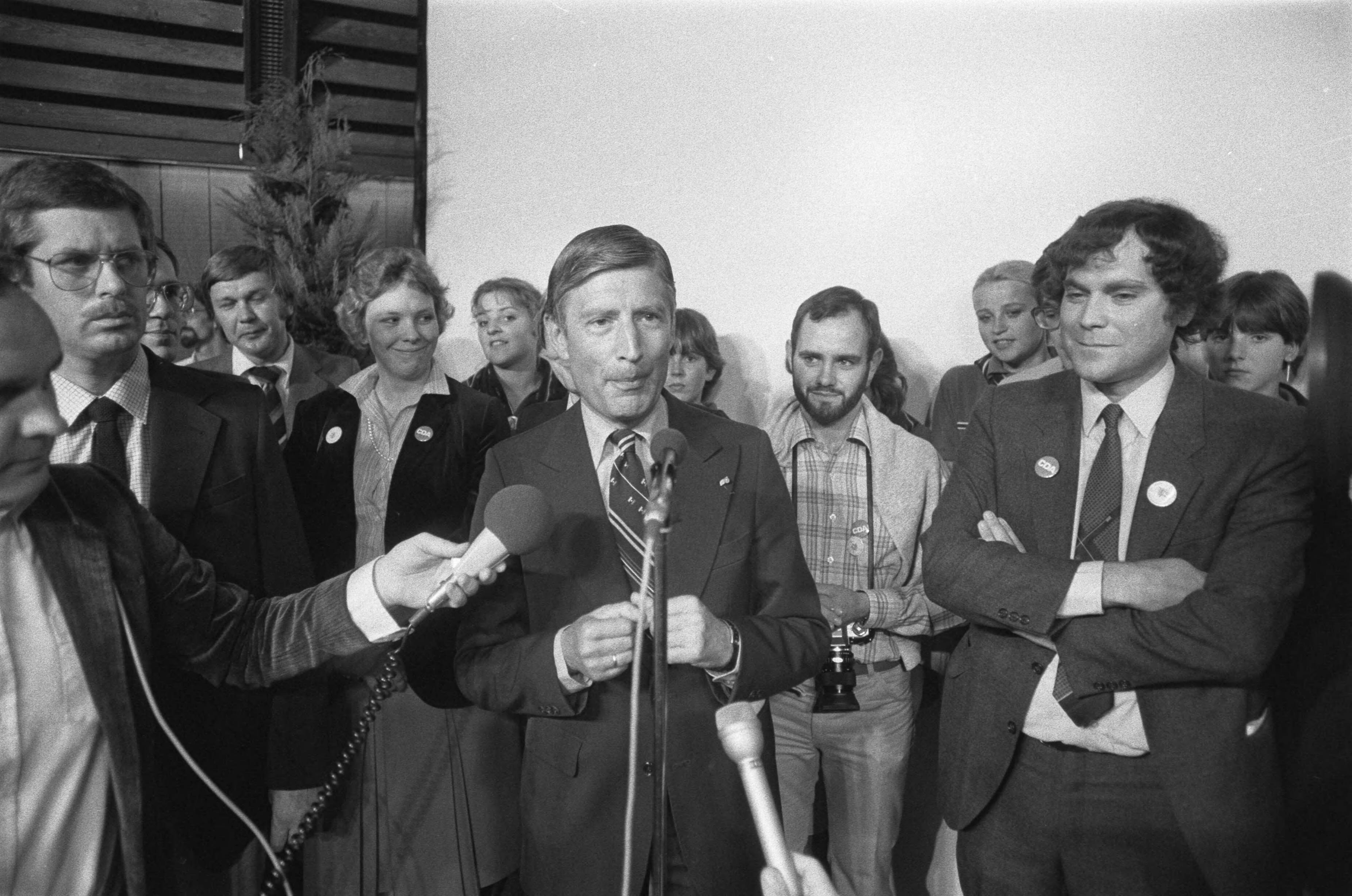 Fotocollectie Anefo — CDA-verkiezingscampagne in Gemeenschapshuis Den Domp in Haaren met o.a. uitreikingTyl Uylenspiegelprijs aan Van Agt door jongeren CVP — Foto: Croes, Rob C. / Anefo. Licentie: Set B: Rechtenvrij / Publiek Domein. Bron: Nationaal Archief. http://hdl.handle.net/10648/ad1d4a06-d0b4-102d-bcf8-003048976d84