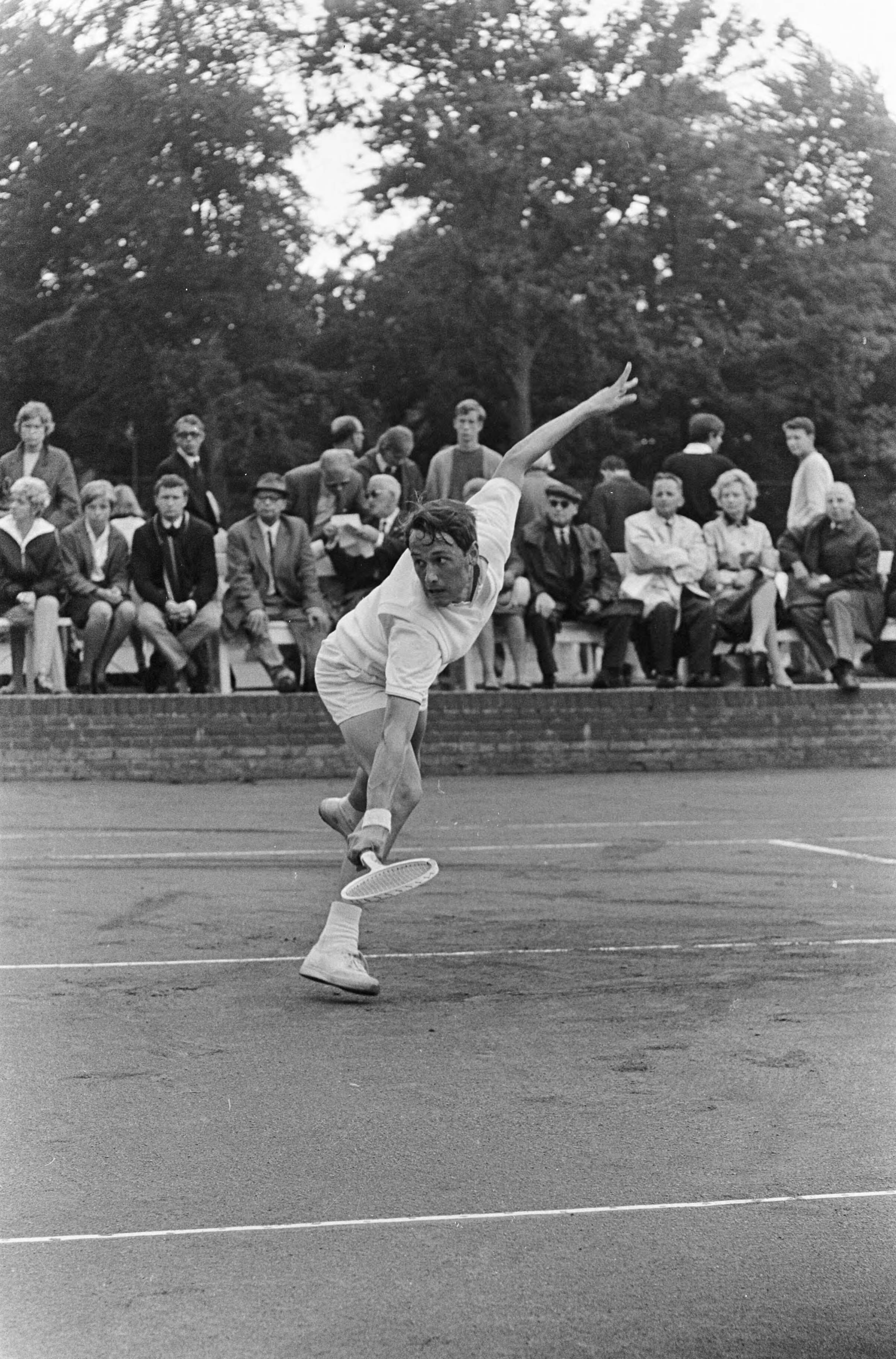Fotocollectie Anefo — Internationale tenniskampioenschappen te Hilversum, de Nederlander Jan Barth in aktie — Foto: Koch, Eric / Anefo. Licentie: Set B: Rechtenvrij / Publiek Domein. Bron: Nationaal Archief. http://hdl.handle.net/10648/aaf31792-d0b4-102d-bcf8-003048976d84