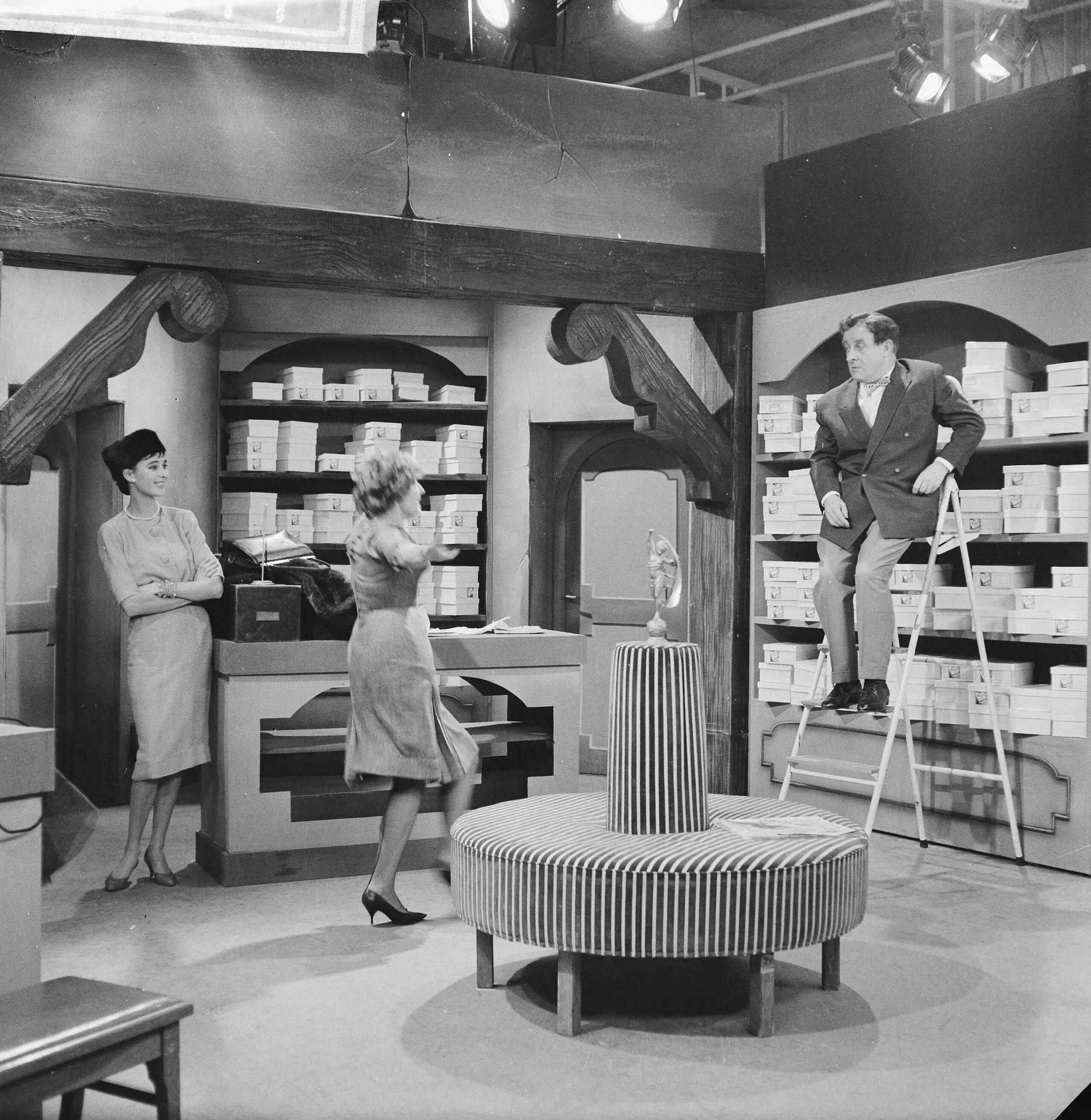 Fotocollectie Anefo — Televisieoperette "Mijn zusje en ik". Sigrid Koetse, Hedy d'Ancona en Johan Kaart — Foto: Gelderen, Hugo van / Anefo. Licentie: Set B: Rechtenvrij / Publiek Domein. Bron: Nationaal Archief. http://hdl.handle.net/10648/a9f2c0b8-d0b4-102d-bcf8-003048976d84