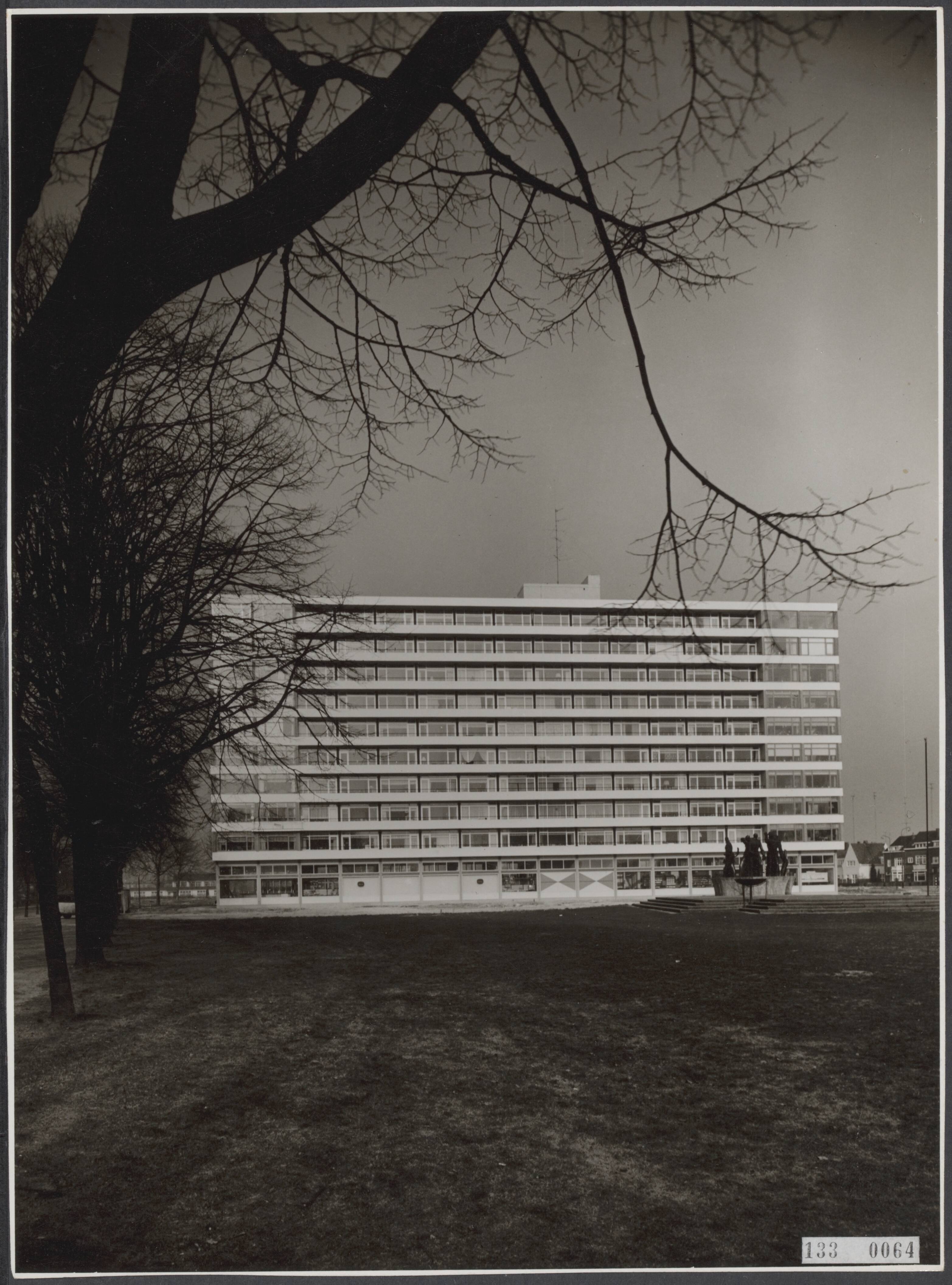 Fotocollectie Rijksvoorlichtingsdienst Eigen — Flat Koningsplein Maastricht — Foto: Lahaye, Frans. Licentie: Set B: Rechtenvrij / Publiek Domein. Bron: Nationaal Archief. http://hdl.handle.net/10648/af56ffe2-d0b4-102d-bcf8-003048976d84
