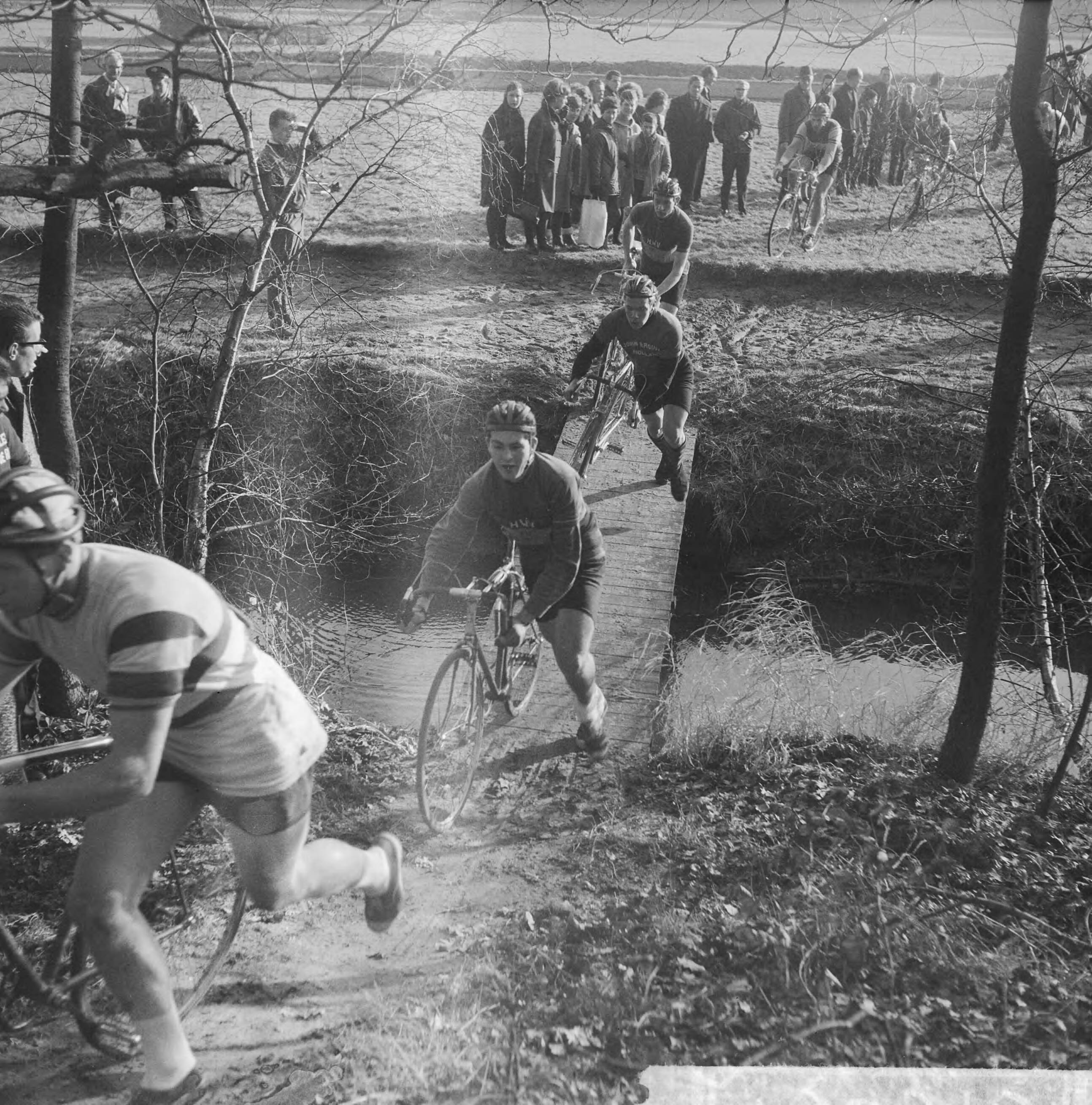 Fotocollectie Anefo — Nationale Cycle Cross "Katerkoers" op sportpark Duinhorst te Wassenaar — Foto: Nijs, Jac. de / Anefo. Licentie: Set B: Rechtenvrij / Publiek Domein. Bron: Nationaal Archief. http://hdl.handle.net/10648/aa5409ea-d0b4-102d-bcf8-003048976d84