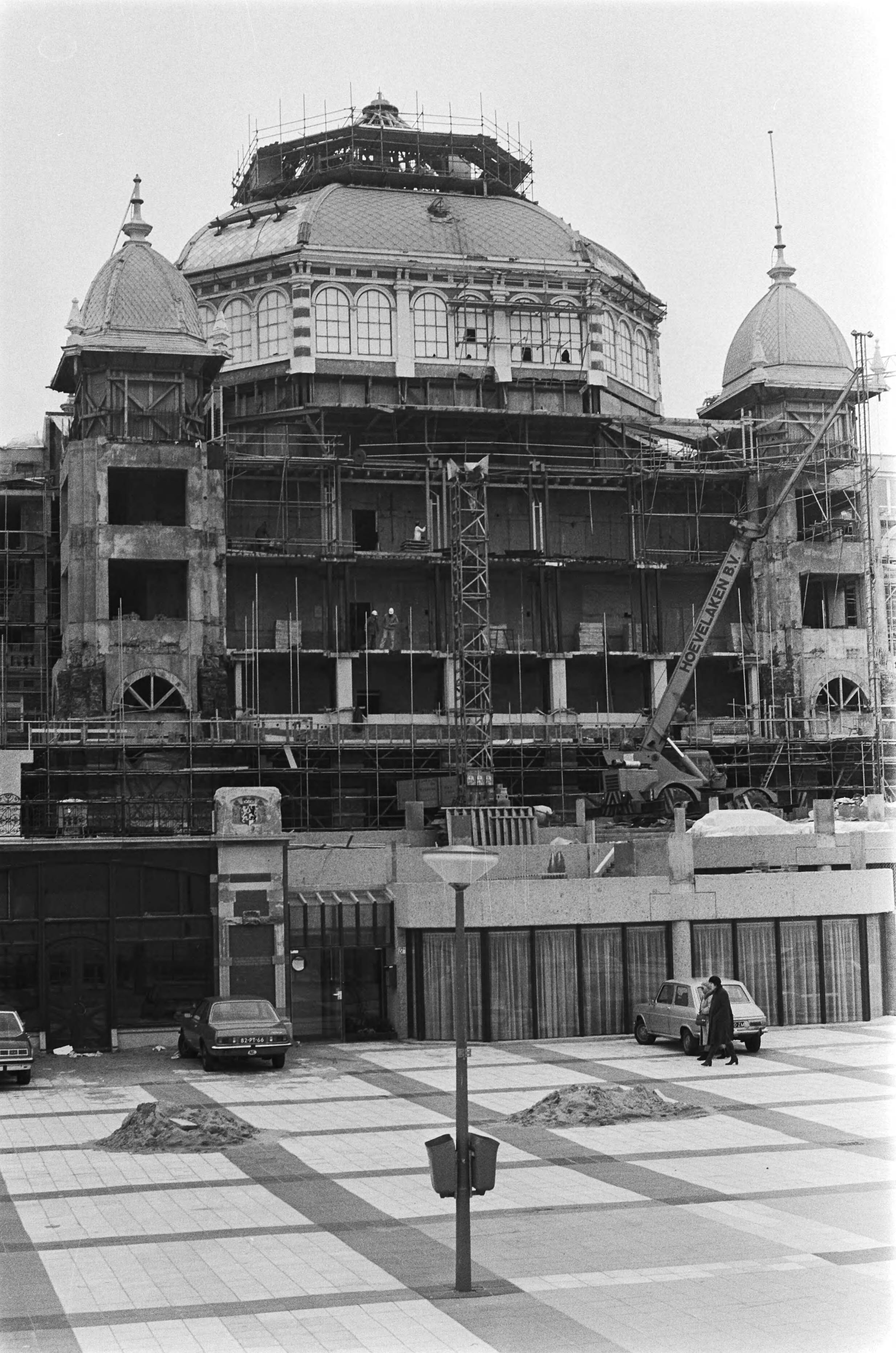 Fotocollectie Anefo — Exterieur Kurhaus in Scheveningen — Foto: Suyk, Koen / Anefo. Licentie: Set B: Rechtenvrij / Publiek Domein. Bron: Nationaal Archief. http://hdl.handle.net/10648/acaf1a5e-d0b4-102d-bcf8-003048976d84