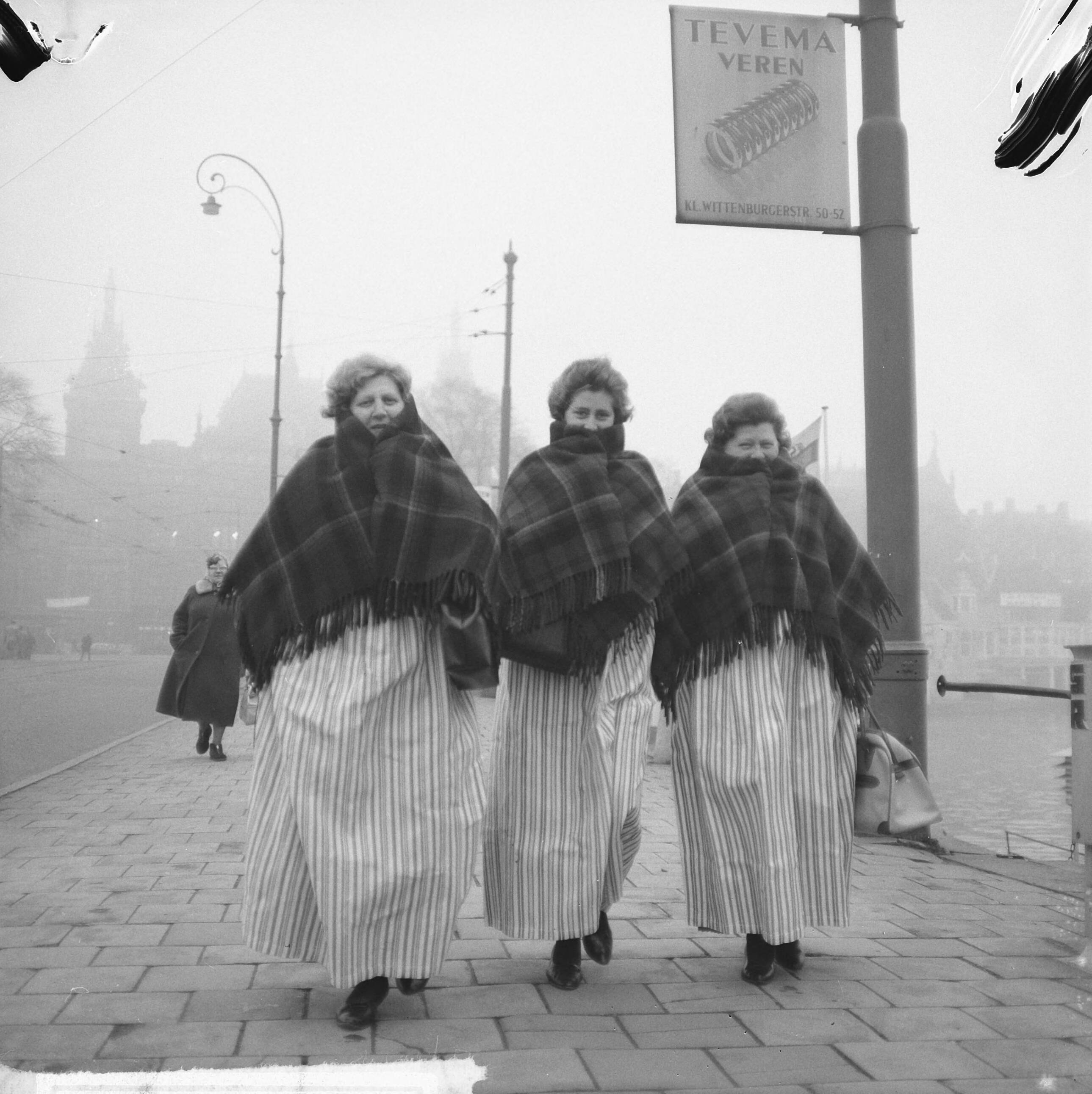 Fotocollectie Anefo — Volendammer dames met wollen omslagdoek — Foto: Nijs, Jac. de / Anefo. Licentie: Set B: Rechtenvrij / Publiek Domein. Bron: Nationaal Archief. http://hdl.handle.net/10648/aa8524c6-d0b4-102d-bcf8-003048976d84