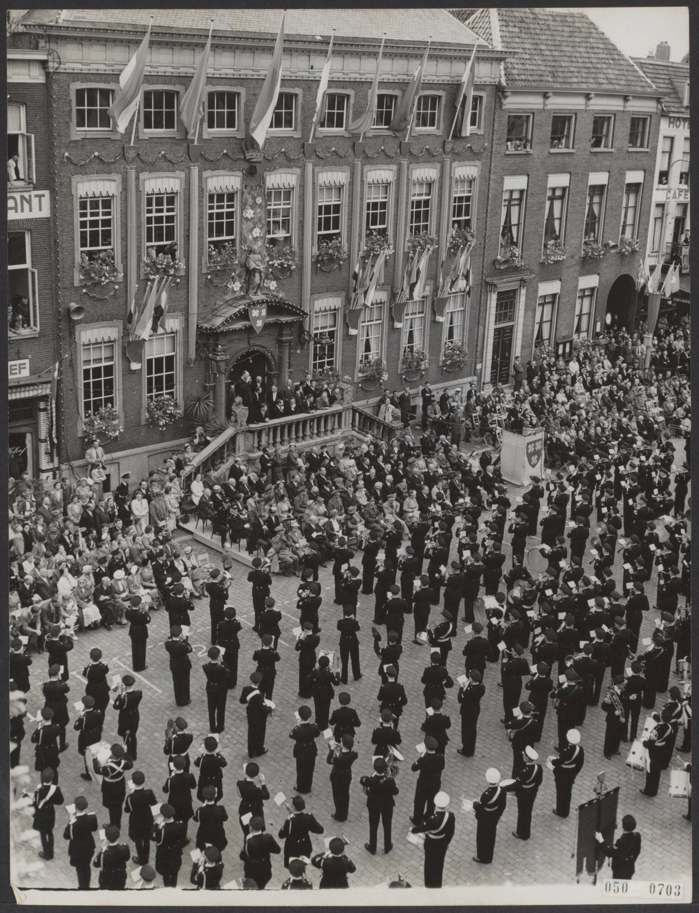 Fotocollectie Elsevier Binnenland — Jubileum KMA 125 jaar, Spelen van een voor die gegenheid gecomponeerde feestmars door 14 politiemuziekkorpsen voor het stadhuis — Foto: Fotograaf Onbekend / Anefo. Licentie: Set B: Rechtenvrij / Publiek Domein. Bron: Nationaal Archief. http://hdl.handle.net/10648/ae0399ca-d0b4-102d-bcf8-003048976d84