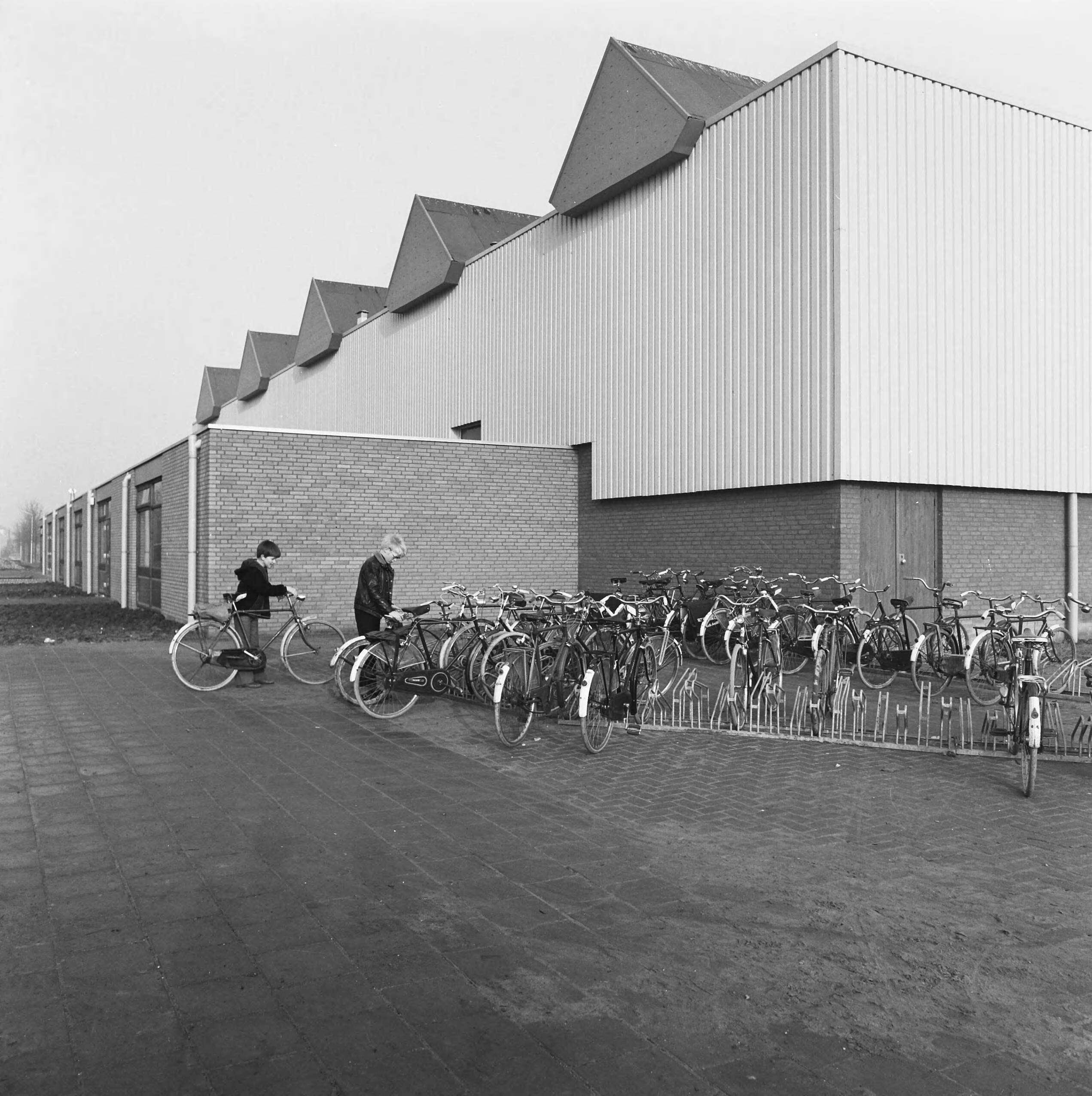 Fotocollectie Nederlandse Heidemaatschappij — Alphen a/d Rijn. Sporthal met restaurant en kleedruimte — Foto: Fotograaf Onbekend / Heidemij. Licentie: Set B: Rechtenvrij / Publiek Domein. Bron: Nationaal Archief. http://hdl.handle.net/10648/ae83e0e4-d0b4-102d-bcf8-003048976d84