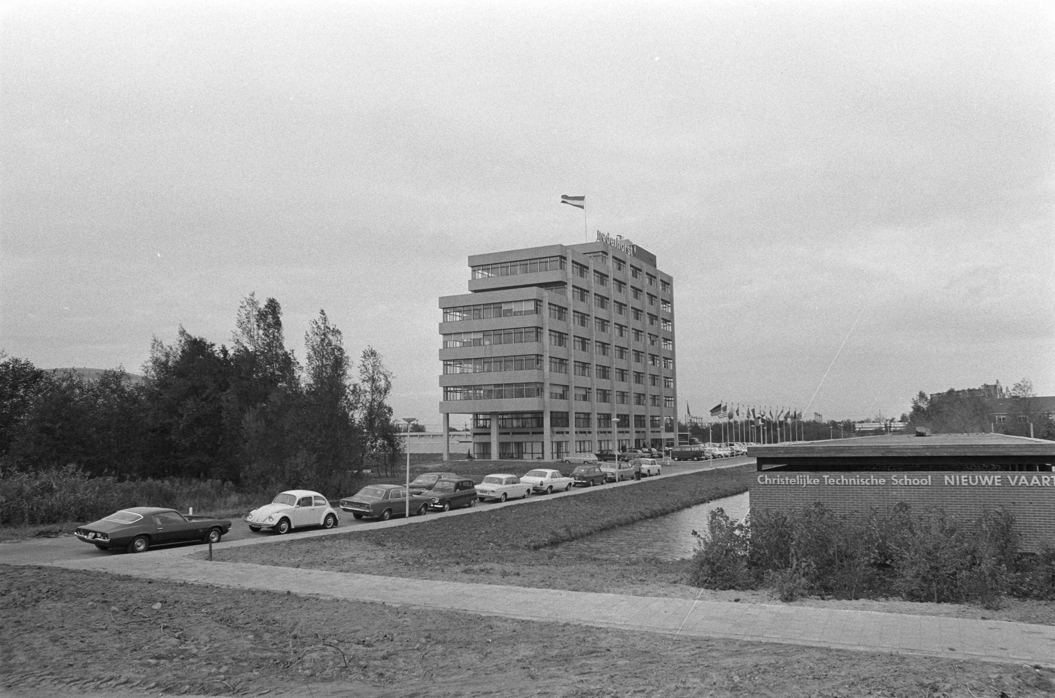 Fotocollectie Anefo — Prins Bernhard opent kantoor Verenigde Bedrijven Nederhorst Gouda, exterieur — Foto: Mieremet, Rob / Anefo. Licentie: Set B: Rechtenvrij / Publiek Domein. Bron: Nationaal Archief. http://hdl.handle.net/10648/abd46ab2-d0b4-102d-bcf8-003048976d84