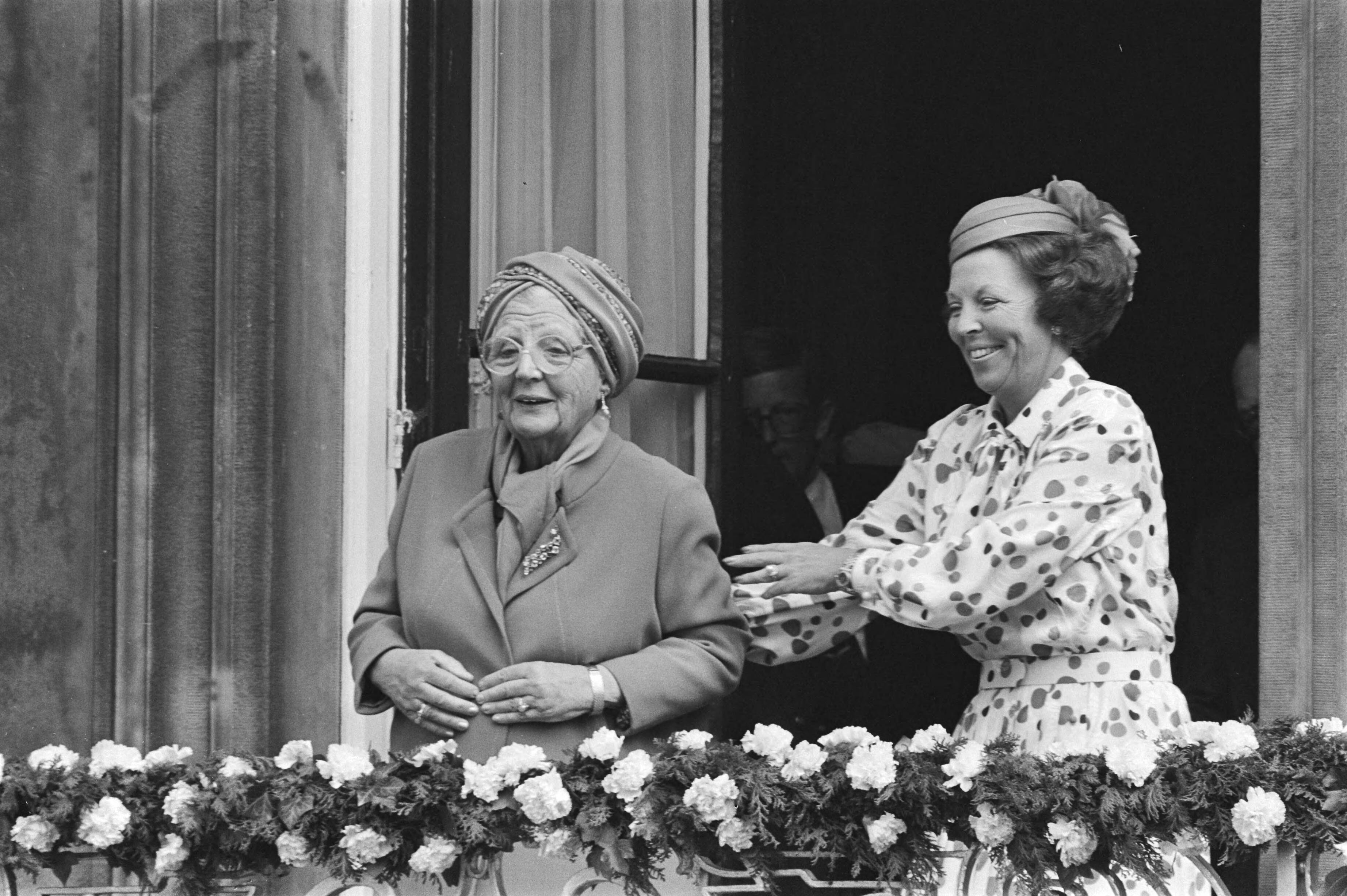 Fotocollectie Anefo — Koninginnedag 1984 in Den Haag ; Koningin Beatrix leid Prinses Juliana naar op balkon — Foto: Antonisse, Marcel / Anefo. Licentie: Set B: Rechtenvrij / Publiek Domein. Bron: Nationaal Archief. http://hdl.handle.net/10648/ad381322-d0b4-102d-bcf8-003048976d84