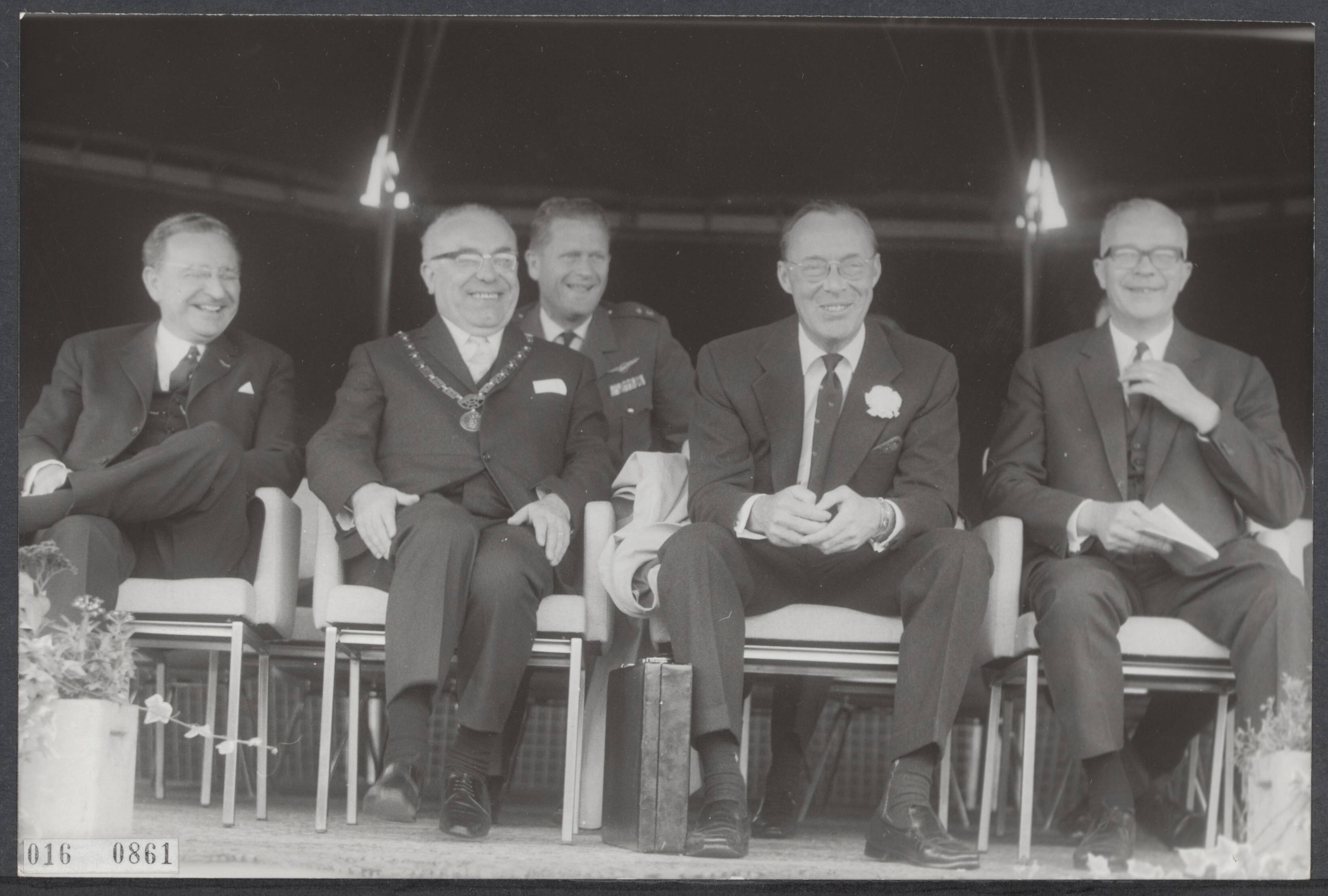 Fotocollectie Elsevier Binnenland — Prins Bernhard bezocht in Kerkrade het Wereldmuziekconcours. Op het erepodium vlnr. mr. Ch.M.J.A. van Rooy (Commissaris der Koningin in Limburg), drs. Th.J.M. Gijsen (burgemeester van Kerkrade), prins Bernhard, dr. ir. P. Witgens (voorzitter concours) — Foto: Bilsen, Joop van / Anefo. Licentie: Set B: Rechtenvrij / Publiek Domein. Bron: Nationaal Archief. http://hdl.handle.net/10648/adbaa7ec-d0b4-102d-bcf8-003048976d84