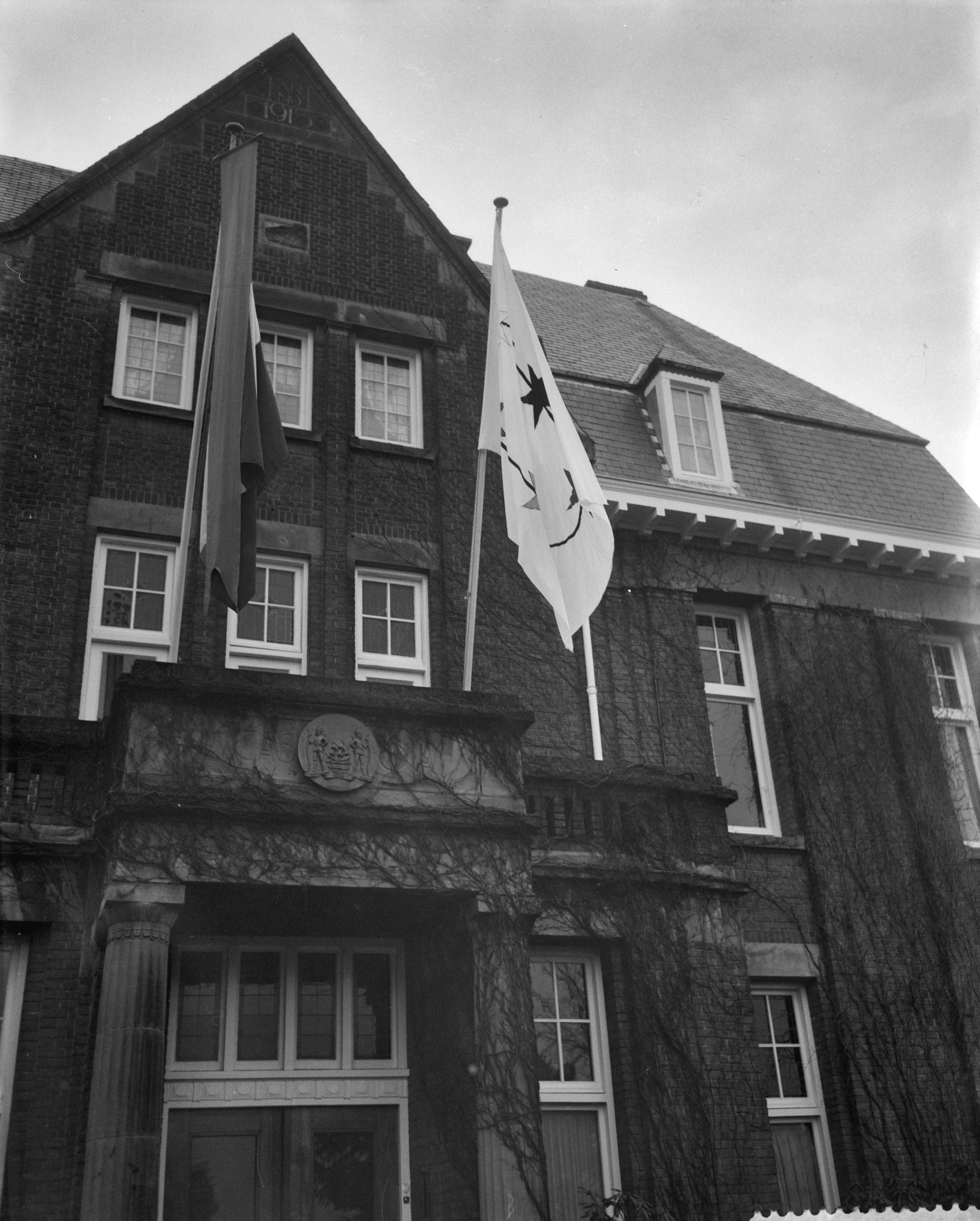 Fotocollectie Anefo — Hijsen van de nieuwe Surinaamse vlag in Den Haag t.g.v. Statuutdag — Foto: Behrens, Herbert F. / Anefo. Licentie: Set B: Rechtenvrij / Publiek Domein. Bron: Nationaal Archief. http://hdl.handle.net/10648/a9a3db9c-d0b4-102d-bcf8-003048976d84
