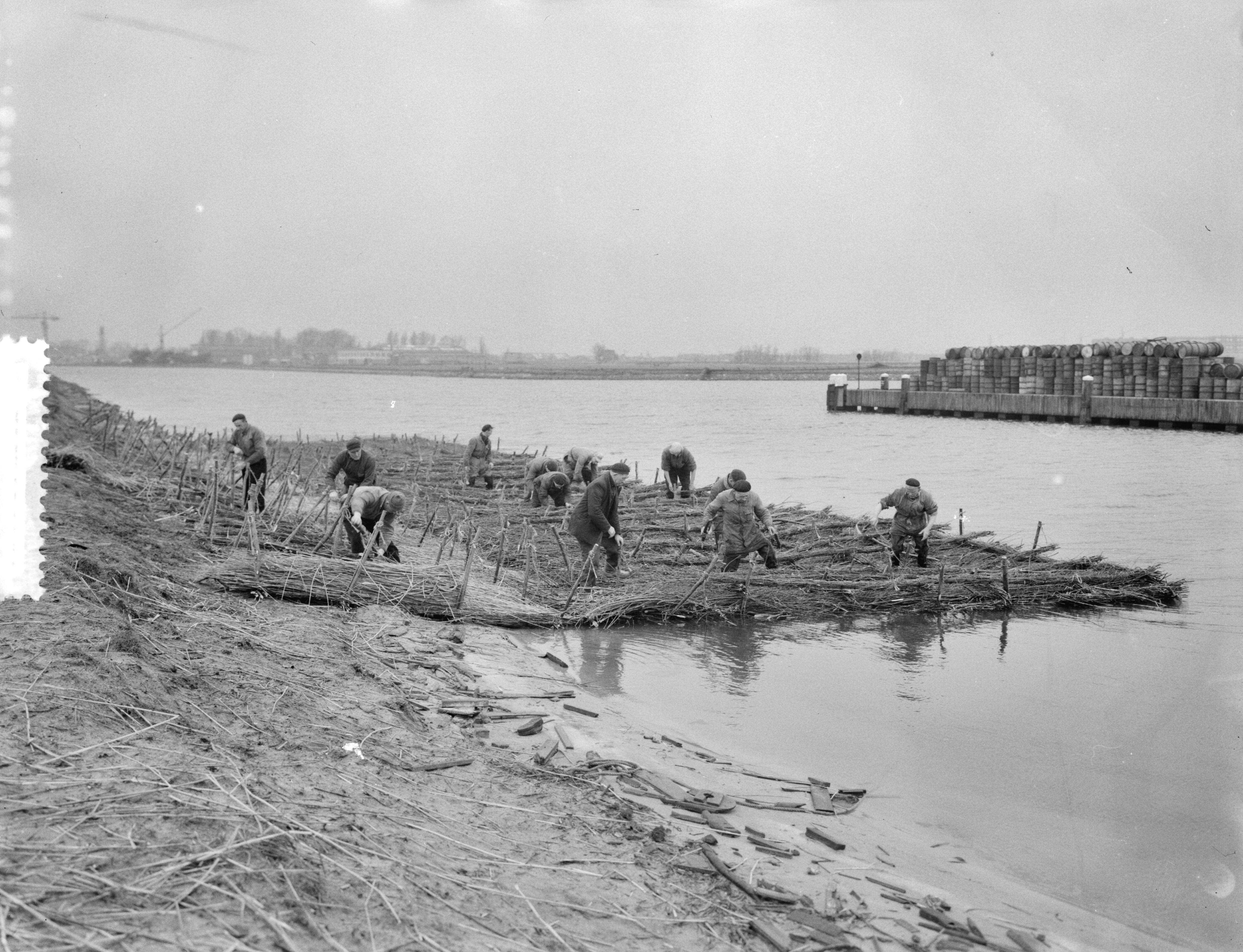 Ramp Tuindorp Oostzaan — Ramp Tuindorp Oostzaan. Rijswerkers in actie — Foto: Rossem, Wim van / Anefo. Licentie: Set B: Rechtenvrij / Publiek Domein. Bron: Nationaal Archief. http://hdl.handle.net/10648/a9a61f92-d0b4-102d-bcf8-003048976d84