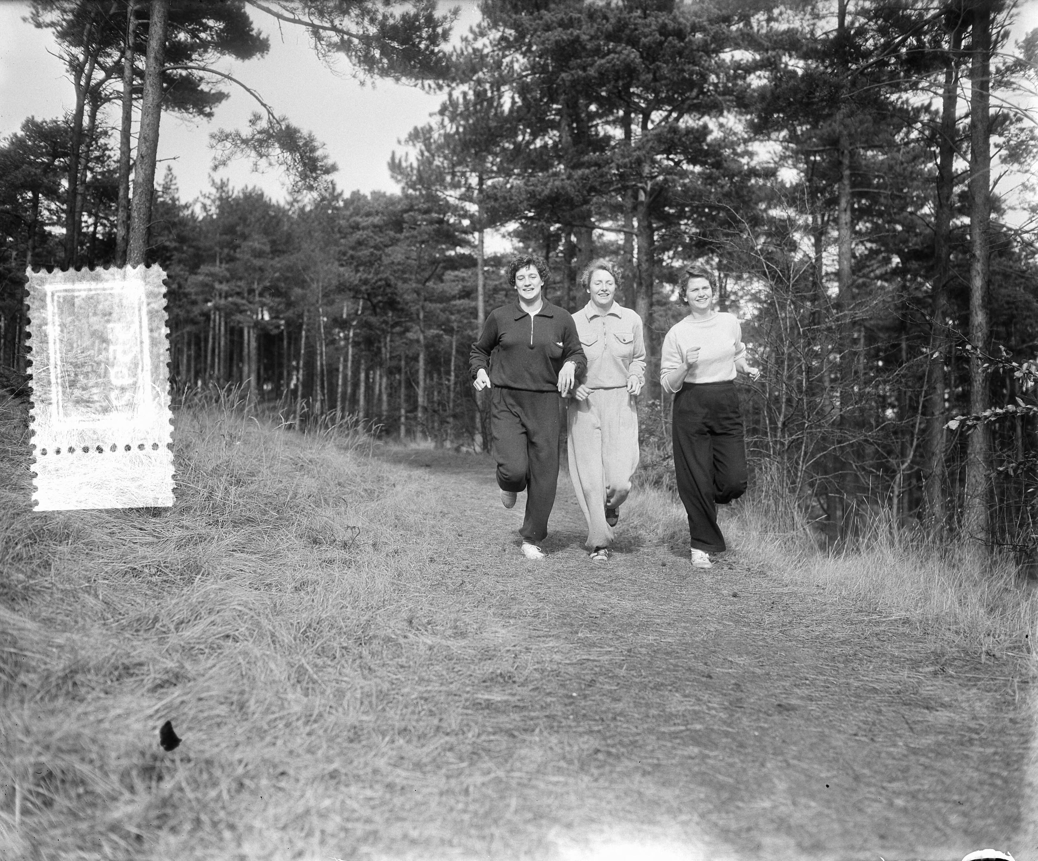 Fotocollectie Anefo — Atletentraining in Overveen. Zwemster Ria Vonk, atlete Fanny Blankers-Koen en tennister Fenny ten Bosch — Foto: Pot, Harry / Anefo. Licentie: Set B: Rechtenvrij / Publiek Domein. Bron: Nationaal Archief. http://hdl.handle.net/10648/a907f9b6-d0b4-102d-bcf8-003048976d84