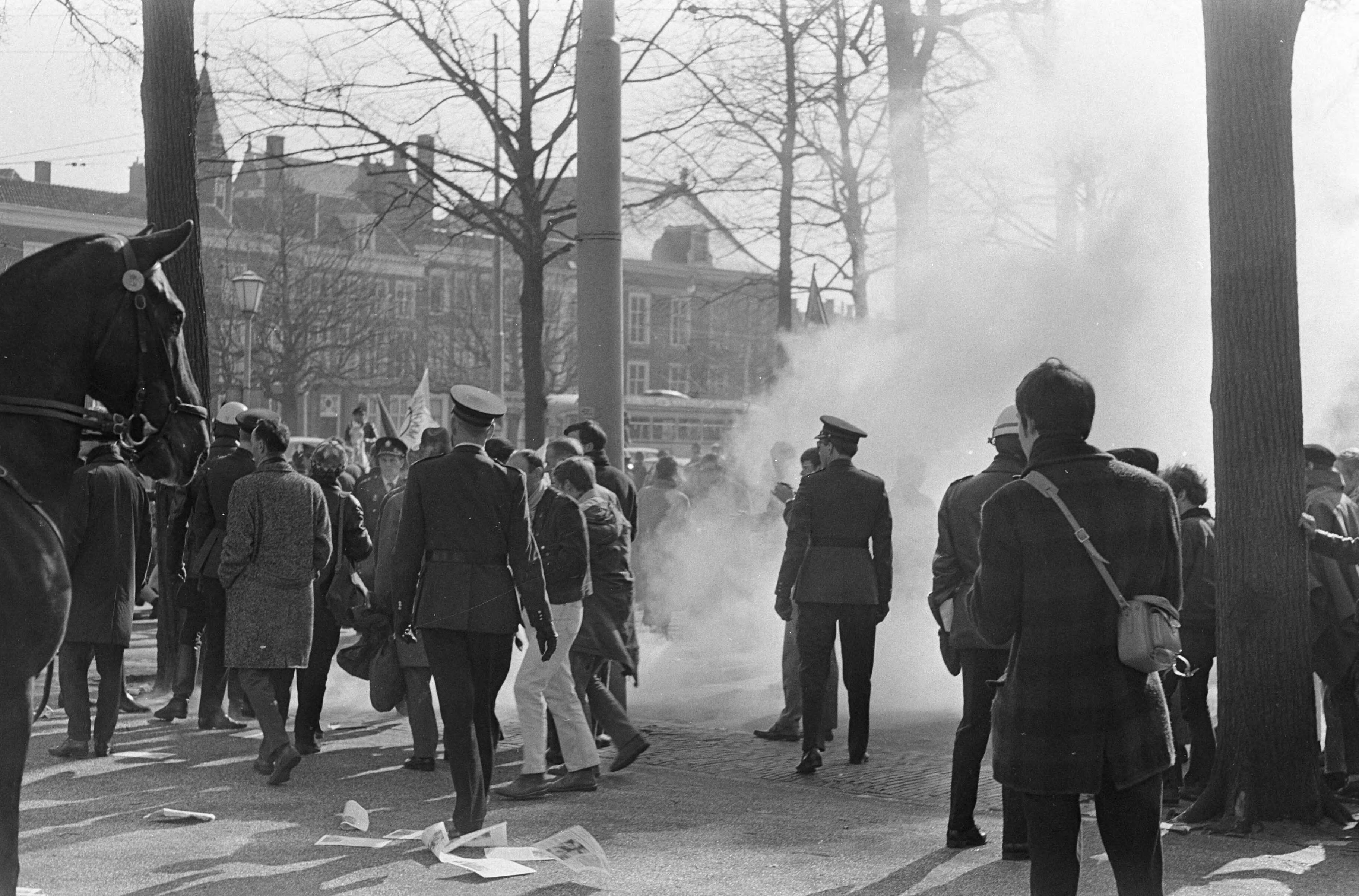 Fotocollectie Anefo — Driedaagse mars Rotterdam naar Amsterdam, incidenten in Den Haag bij Amerikaanse ambassade — Foto: Merk, Ben / Anefo. Licentie: Set B: Rechtenvrij / Publiek Domein. Bron: Nationaal Archief. http://hdl.handle.net/10648/ab13d6c6-d0b4-102d-bcf8-003048976d84