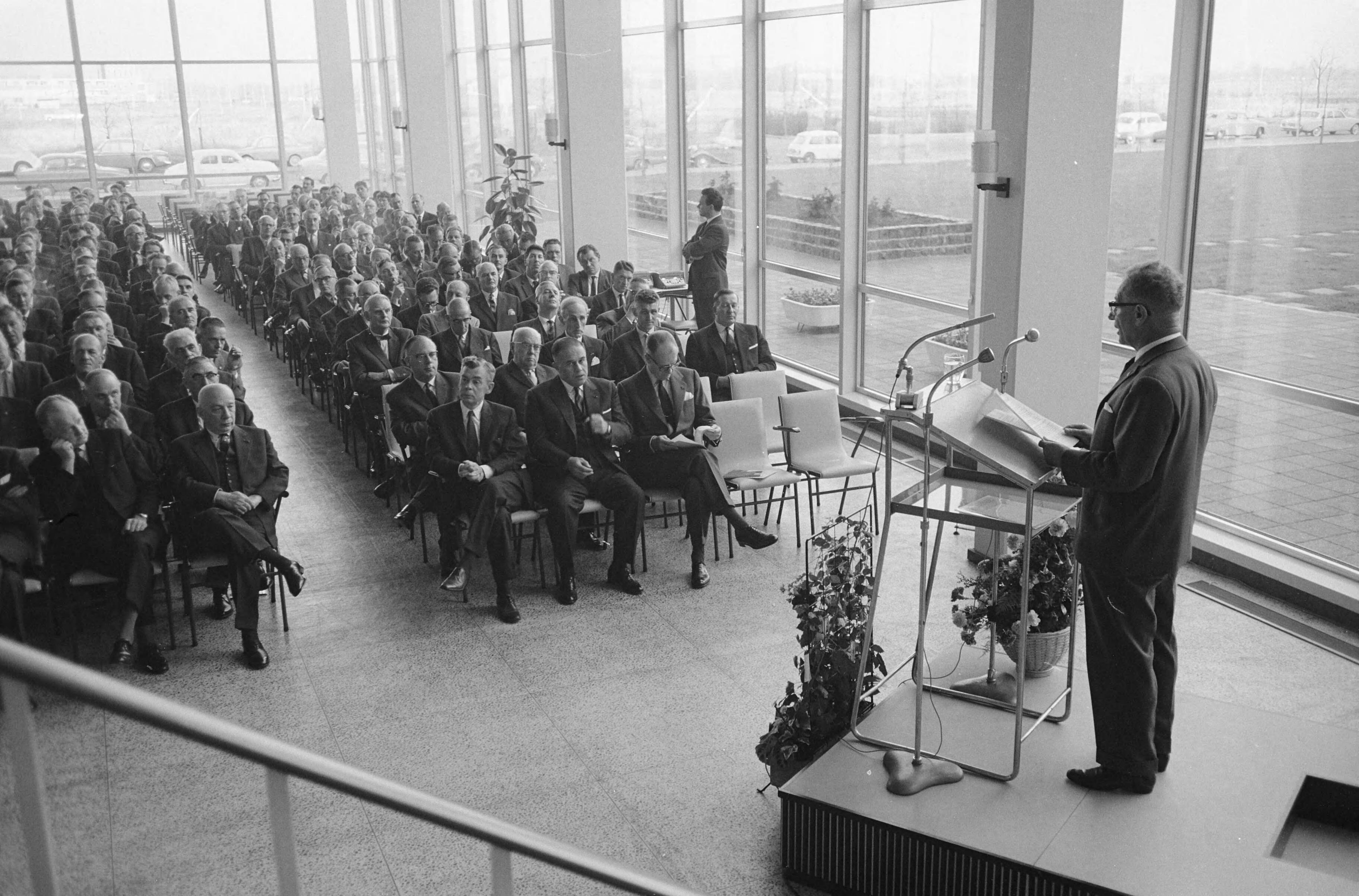 Fotocollectie Anefo — Opening Laboratorium van Shell Research te Rijswijk. Openingswoord door ir. H.W. Slotboom, lid van de raad van beheer van de Shell Internationale Research Maatschappij. Op de eerste rij in het midden burgemeester van Rijswijk, drs. A.Th. Bogaardt die de opening verrichte — Foto: Pot, Harry / Anefo. Licentie: Set B: Rechtenvrij / Publiek Domein. Bron: Nationaal Archief. http://hdl.handle.net/10648/a9ee0726-d0b4-102d-bcf8-003048976d84
