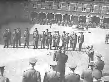 Fotocollectie Anefo — Decoratie Britse officieren op het Binnenhof te Den Haag — Foto: Friezer, Joep / Anefo. Licentie: Set B: Rechtenvrij / Publiek Domein. Bron: Nationaal Archief. http://hdl.handle.net/10648/a89cf436-d0b4-102d-bcf8-003048976d84