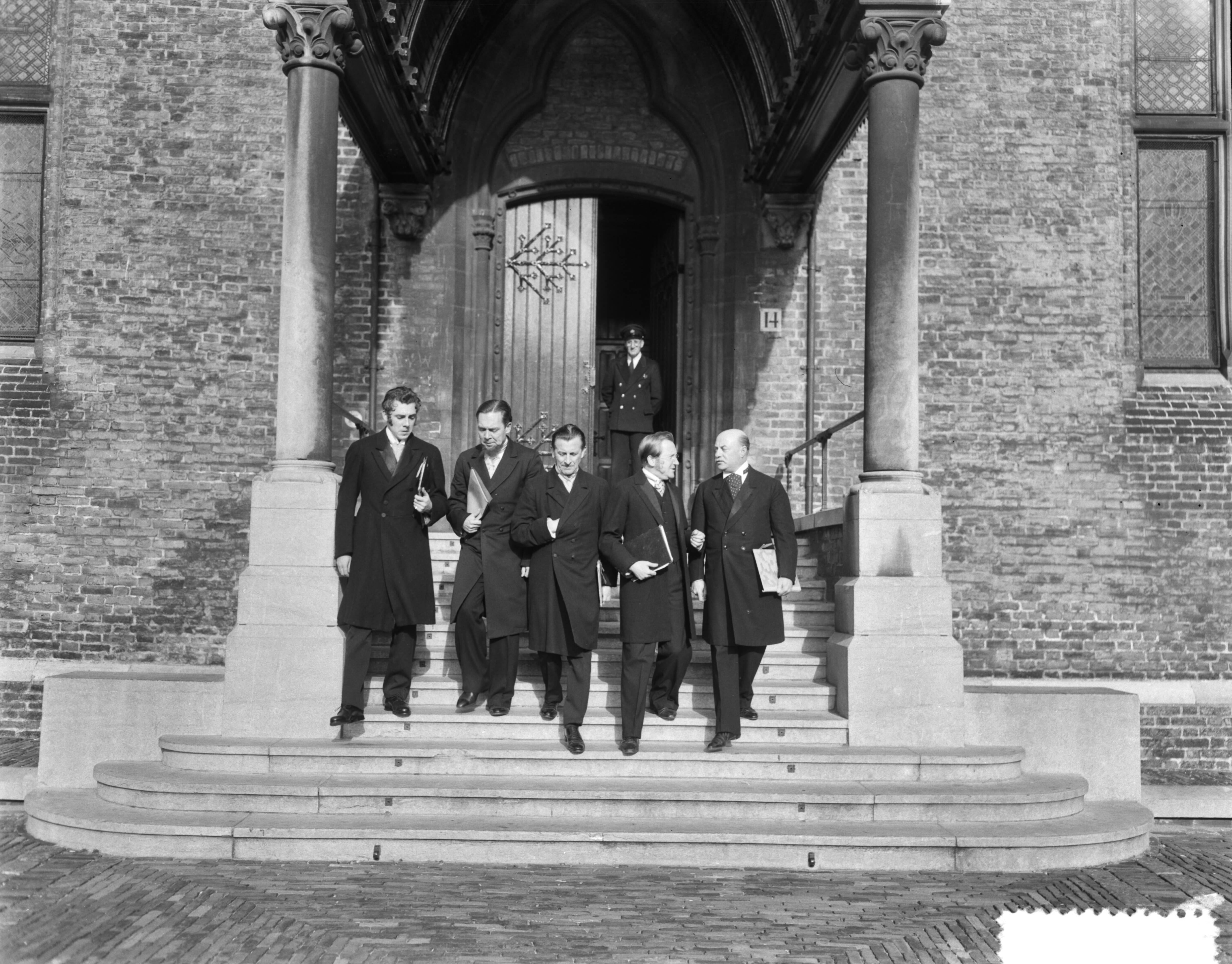 Fotocollectie Anefo — Kamer van Koophandel in Den Haag bestaat 100 jaar. Bestuursleden op het bordes van de Ridderzaal — Foto: Duinen, G.W. van / Anefo. Licentie: Set B: Rechtenvrij / Publiek Domein. Bron: Nationaal Archief. http://hdl.handle.net/10648/a914445a-d0b4-102d-bcf8-003048976d84