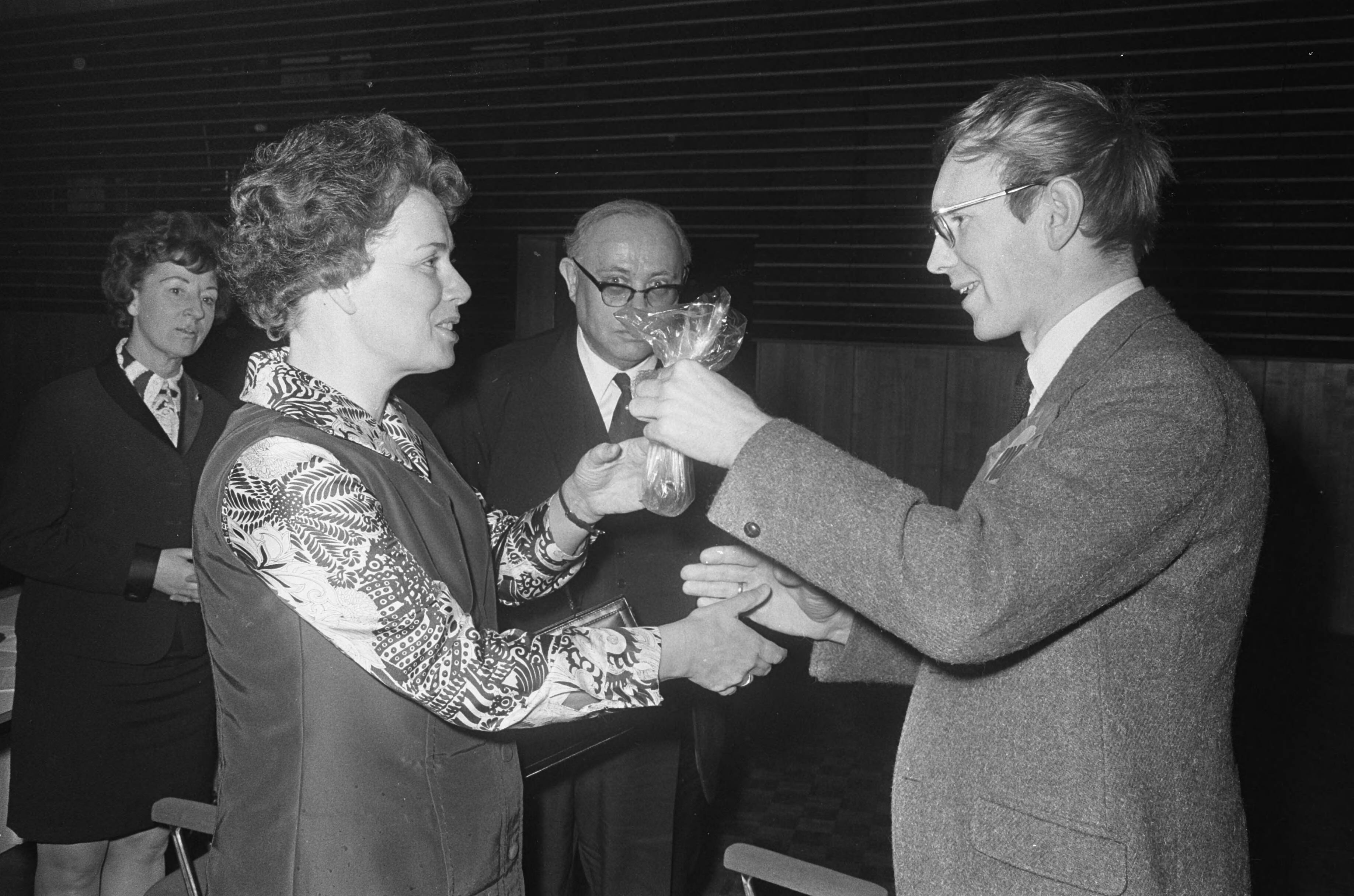 Fotocollectie Anefo — Jaarvergadering VVD in Breda. Links mevrouw H. van Someren Downer , rechts A. Stemendink — Foto: Koch, Eric / Anefo. Licentie: Set B: Rechtenvrij / Publiek Domein. Bron: Nationaal Archief. http://hdl.handle.net/10648/ab8f4c3e-d0b4-102d-bcf8-003048976d84