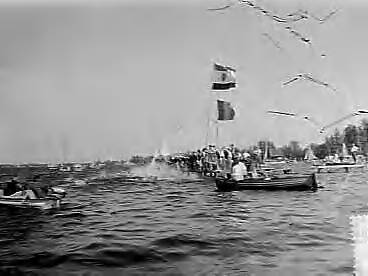 Fotocollectie Anefo — Twee kilometer zwemwedstrijd te Loosdrech — Foto: Pot, Harry / Anefo. Licentie: Set B: Rechtenvrij / Publiek Domein. Bron: Nationaal Archief. http://hdl.handle.net/10648/a9623714-d0b4-102d-bcf8-003048976d84
