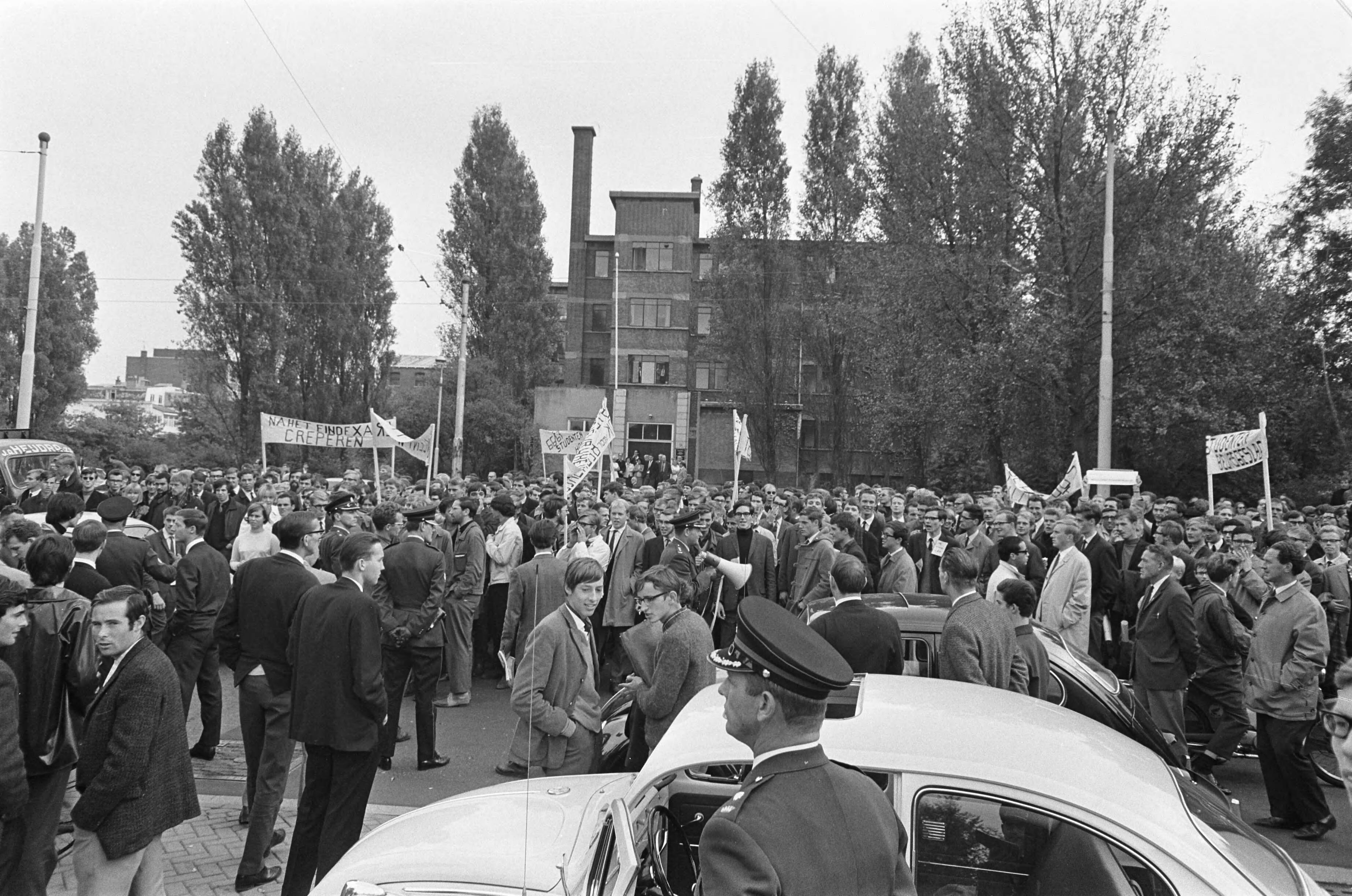 Studentendemonstratie inzake studietoelage, optocht van Amsterdam naar Den Haag — Betogende studenten lopen met spandoeken door Den Haag — Foto: Fotograaf Onbekend / Anefo. Licentie: Set B: Rechtenvrij / Publiek Domein. Bron: Nationaal Archief. http://hdl.handle.net/10648/aafe6872-d0b4-102d-bcf8-003048976d84