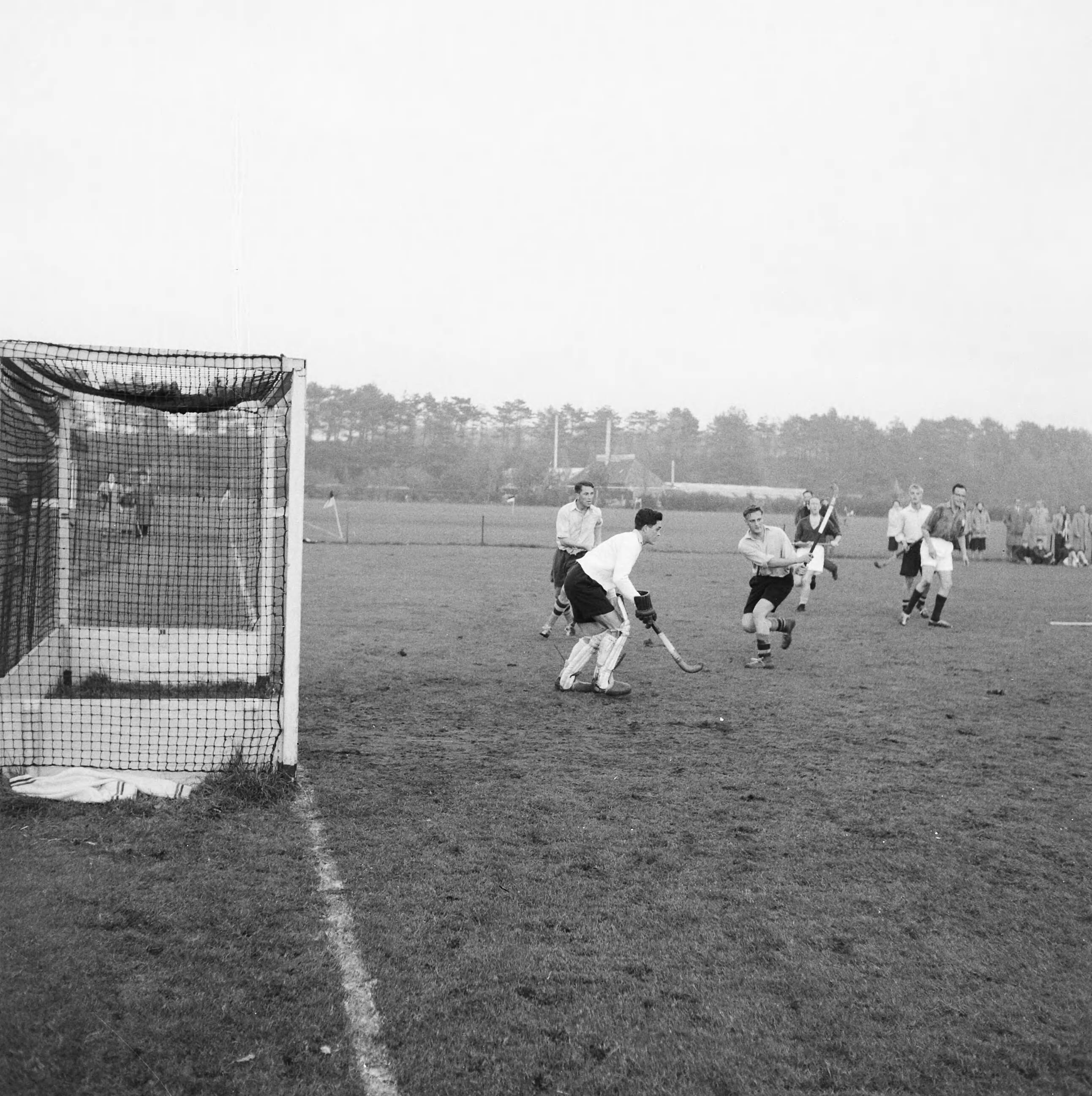 Fotocollectie Anefo — Hockey Togo tegen Laren 1-2 — Foto: Behrens, Herbert F. / Anefo. Licentie: Set B: Rechtenvrij / Publiek Domein. Bron: Nationaal Archief. http://hdl.handle.net/10648/ad76d5da-d0b4-102d-bcf8-003048976d84
