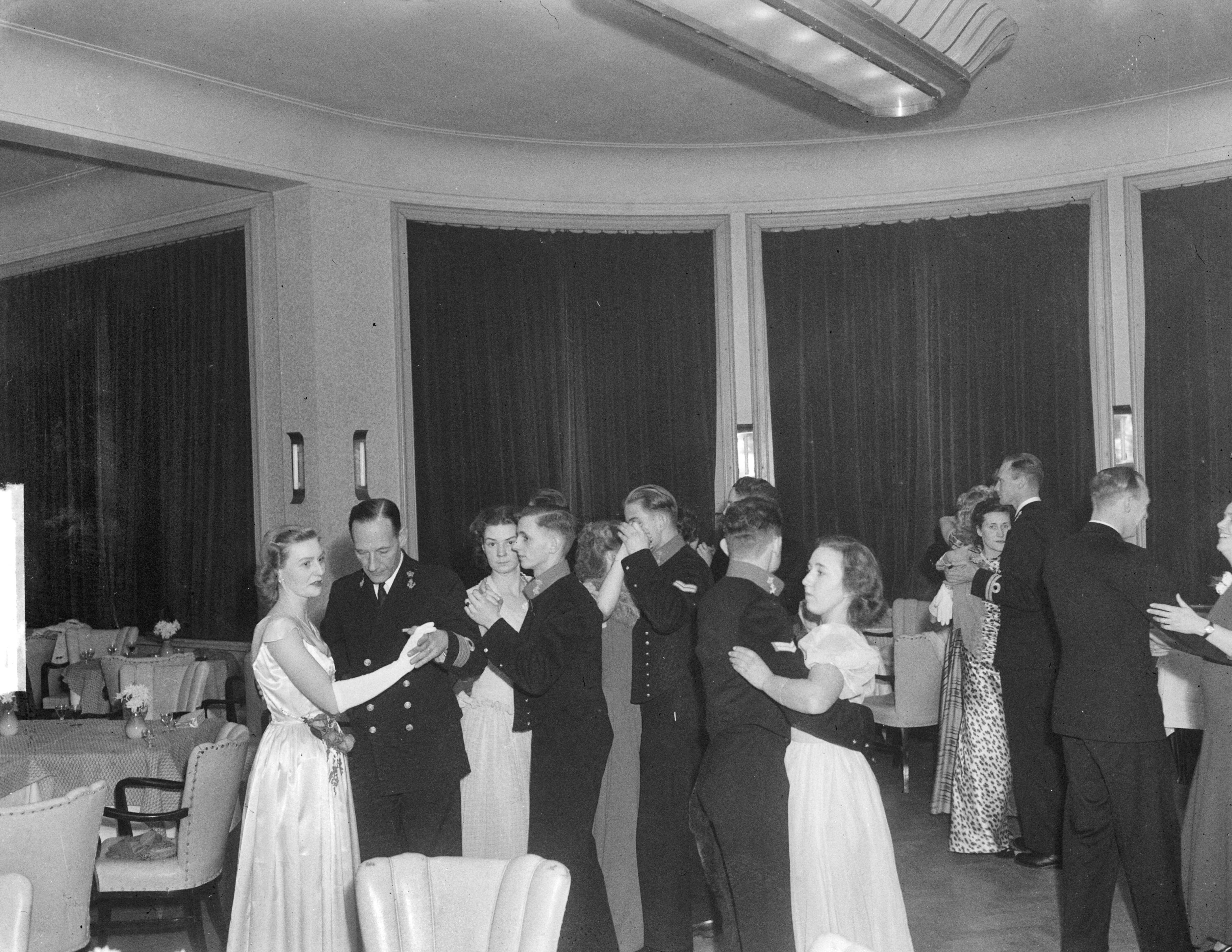 Fotocollectie Anefo — Bal van adelborsten in het Kurhaus te Scheveningen — Foto: Noske, J.D. / Anefo. Licentie: Set B: Rechtenvrij / Publiek Domein. Bron: Nationaal Archief. http://hdl.handle.net/10648/ad7b4c82-d0b4-102d-bcf8-003048976d84
